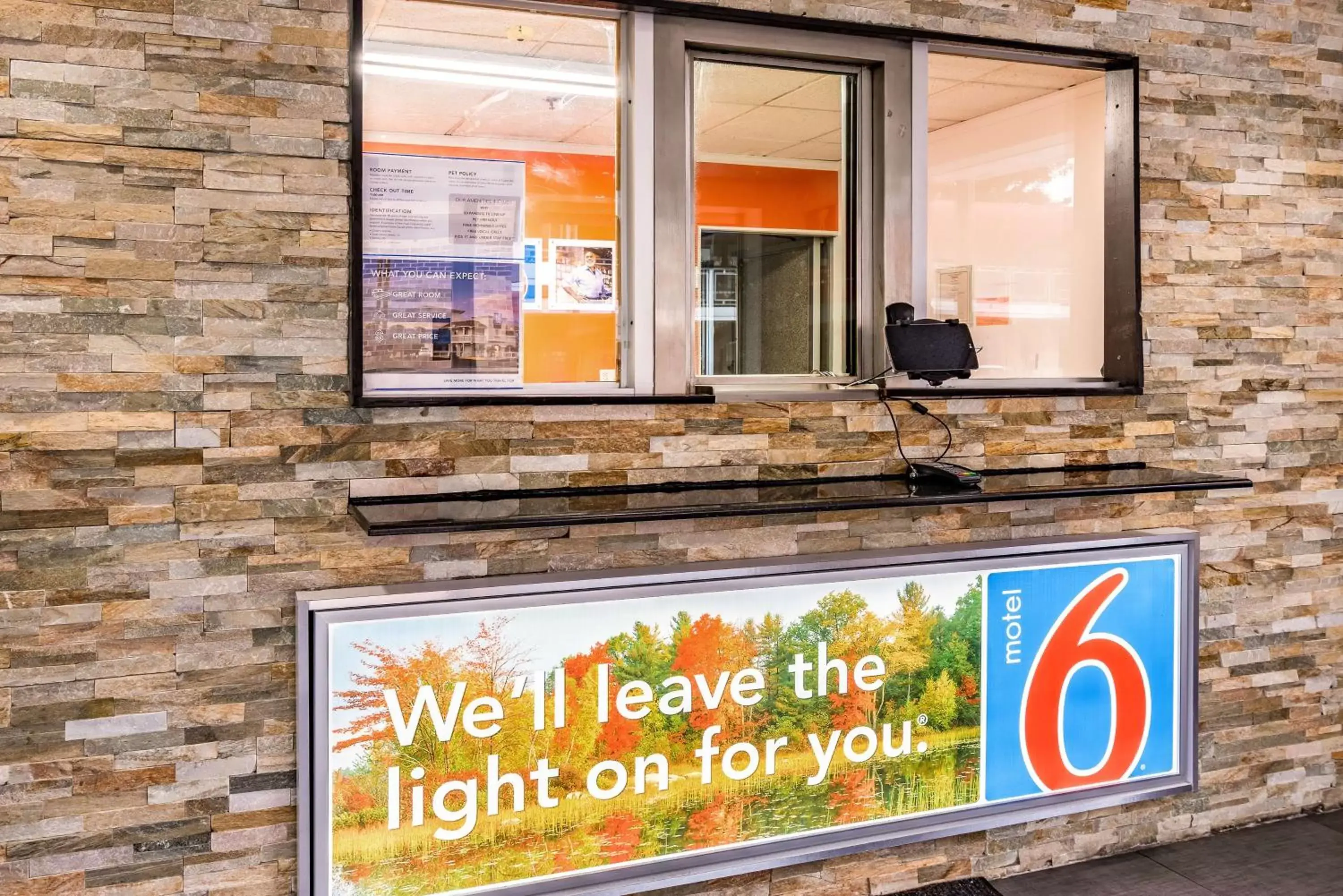 Lobby or reception, Property Logo/Sign in Motel 6-Elmsford, NY - White Plains
