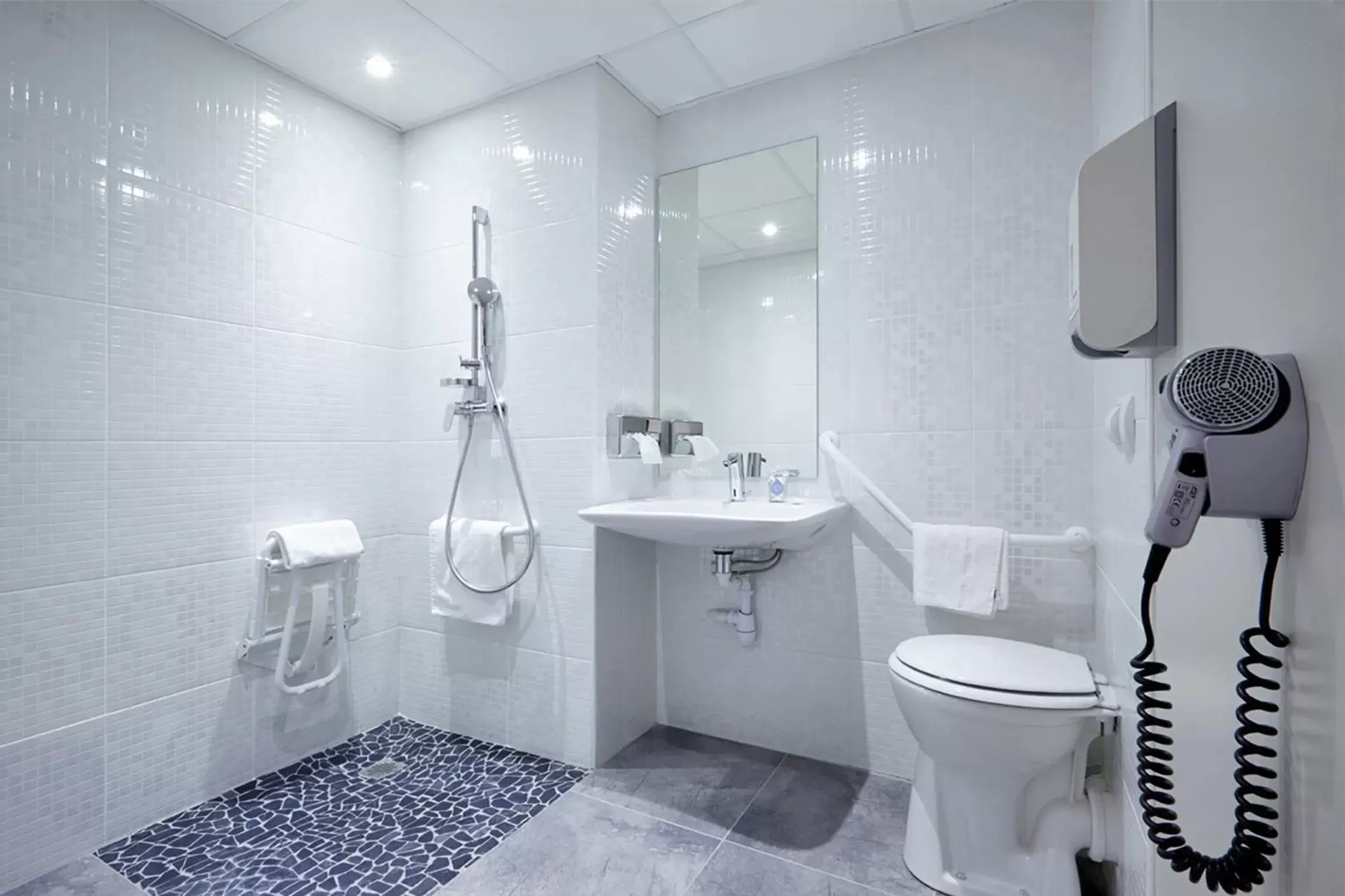 Shower, Bathroom in Kyriad Grenoble-Voiron Chartreuse-Centr'alp