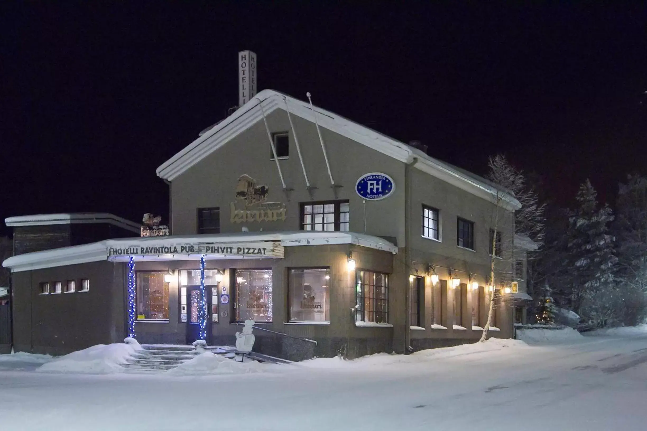 Facade/entrance, Winter in Hotel Mestarin Kievari