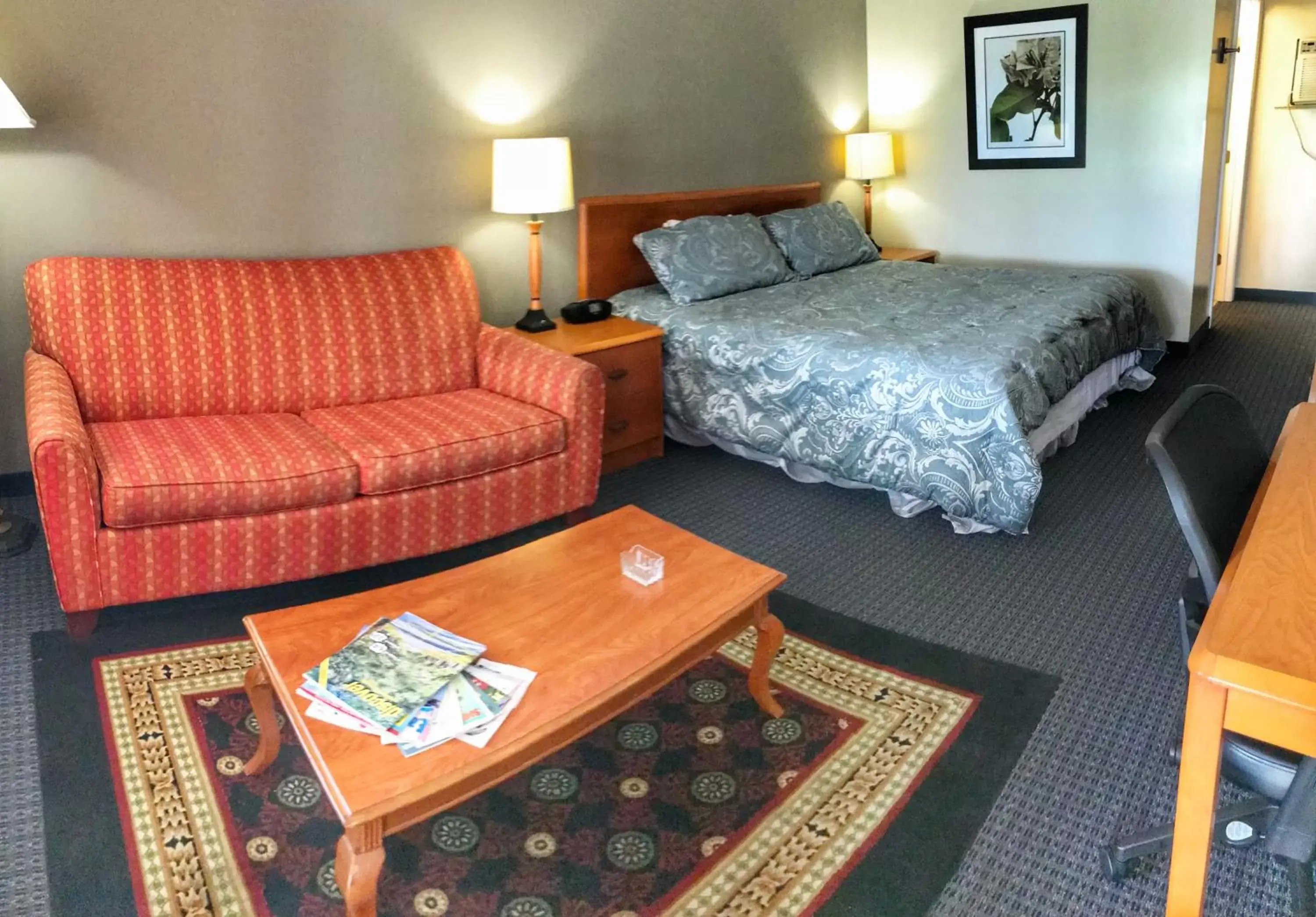 Photo of the whole room, Bed in SPORTSMAN's INN - Call 252-793-3095