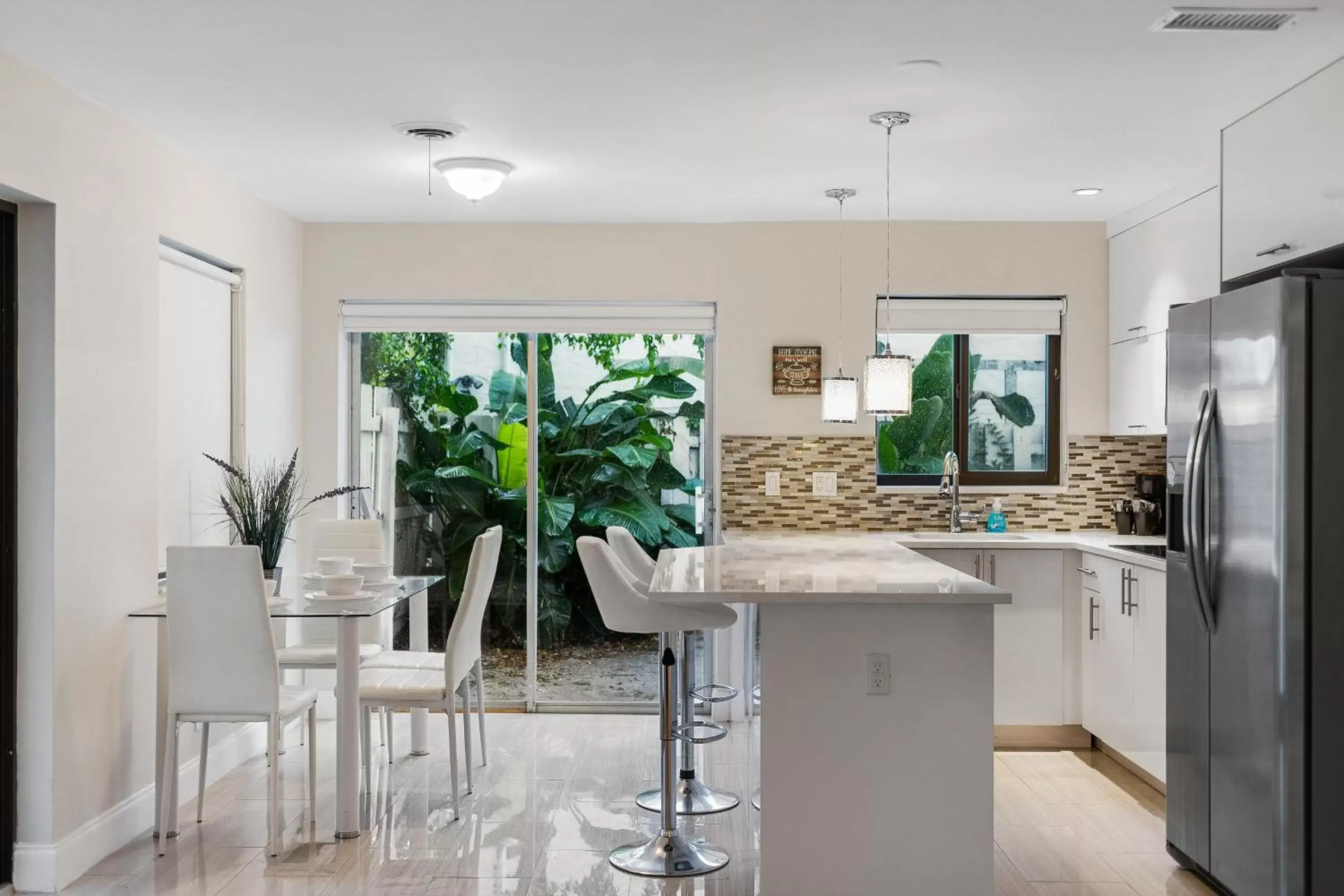 Kitchen or kitchenette, Kitchen/Kitchenette in Alani Bay Condos