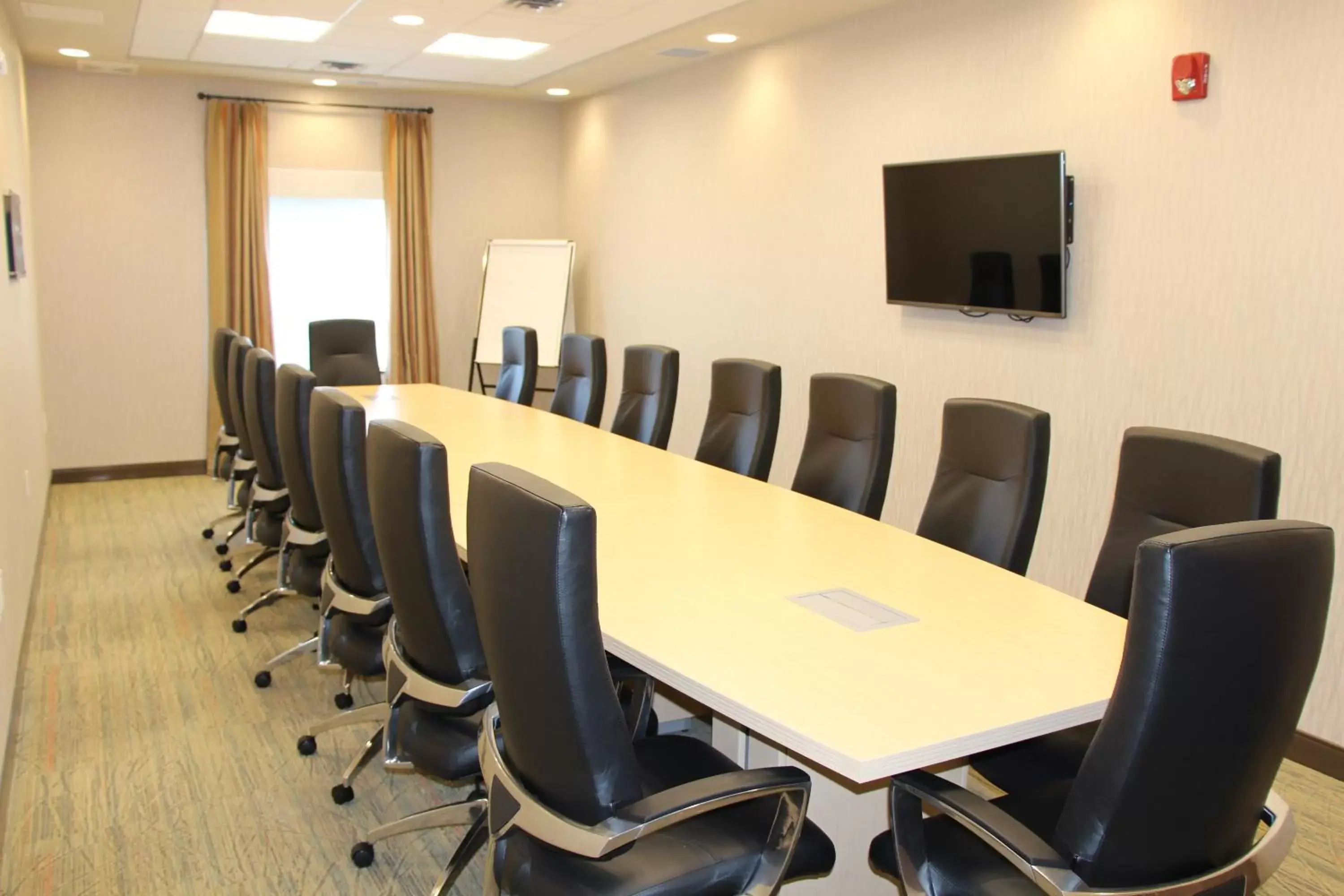 Meeting/conference room in Holiday Inn Express & Suites Cold Lake, an IHG Hotel