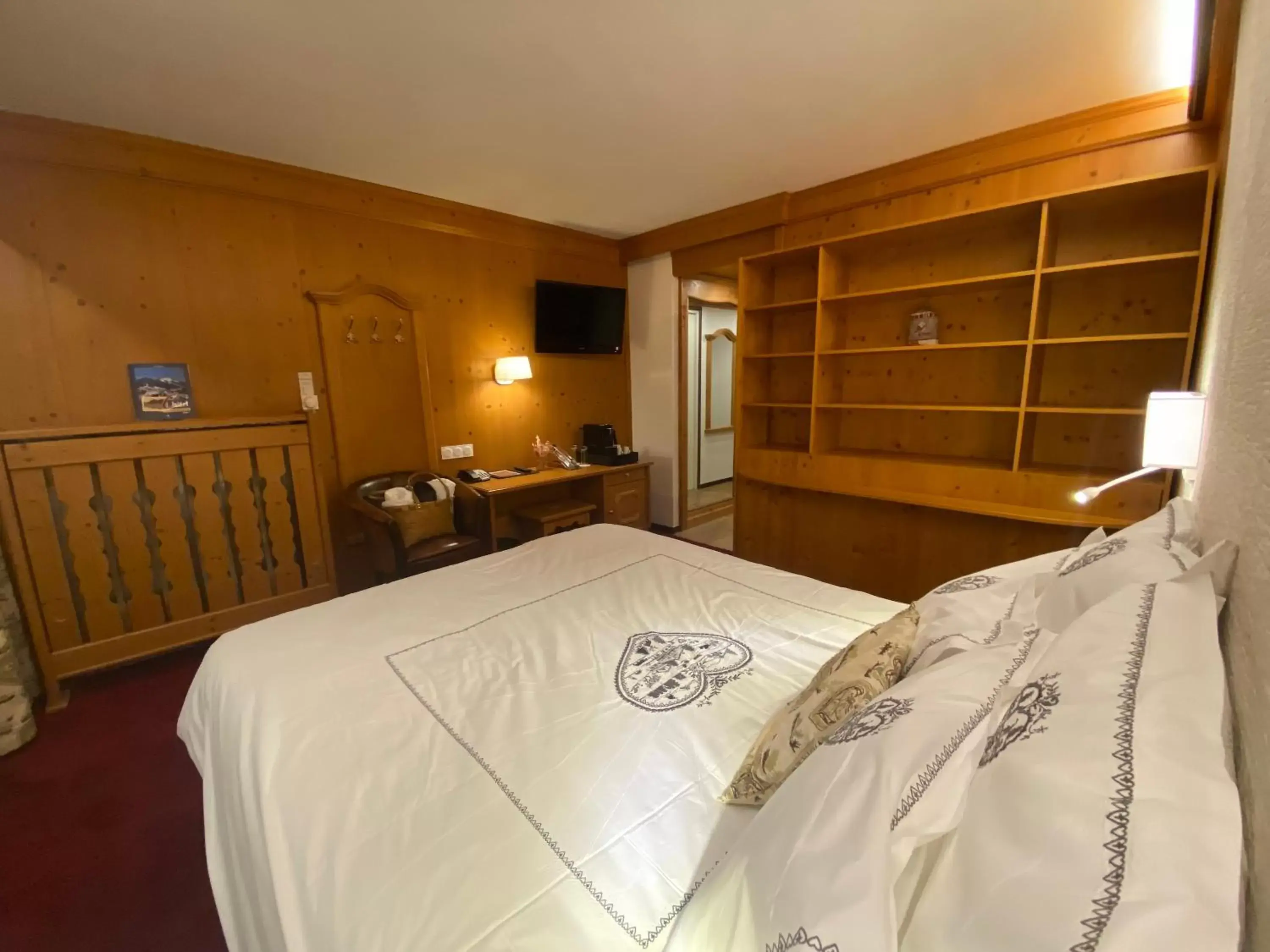 Bedroom, Bed in Hôtel Macchi Restaurant & Spa
