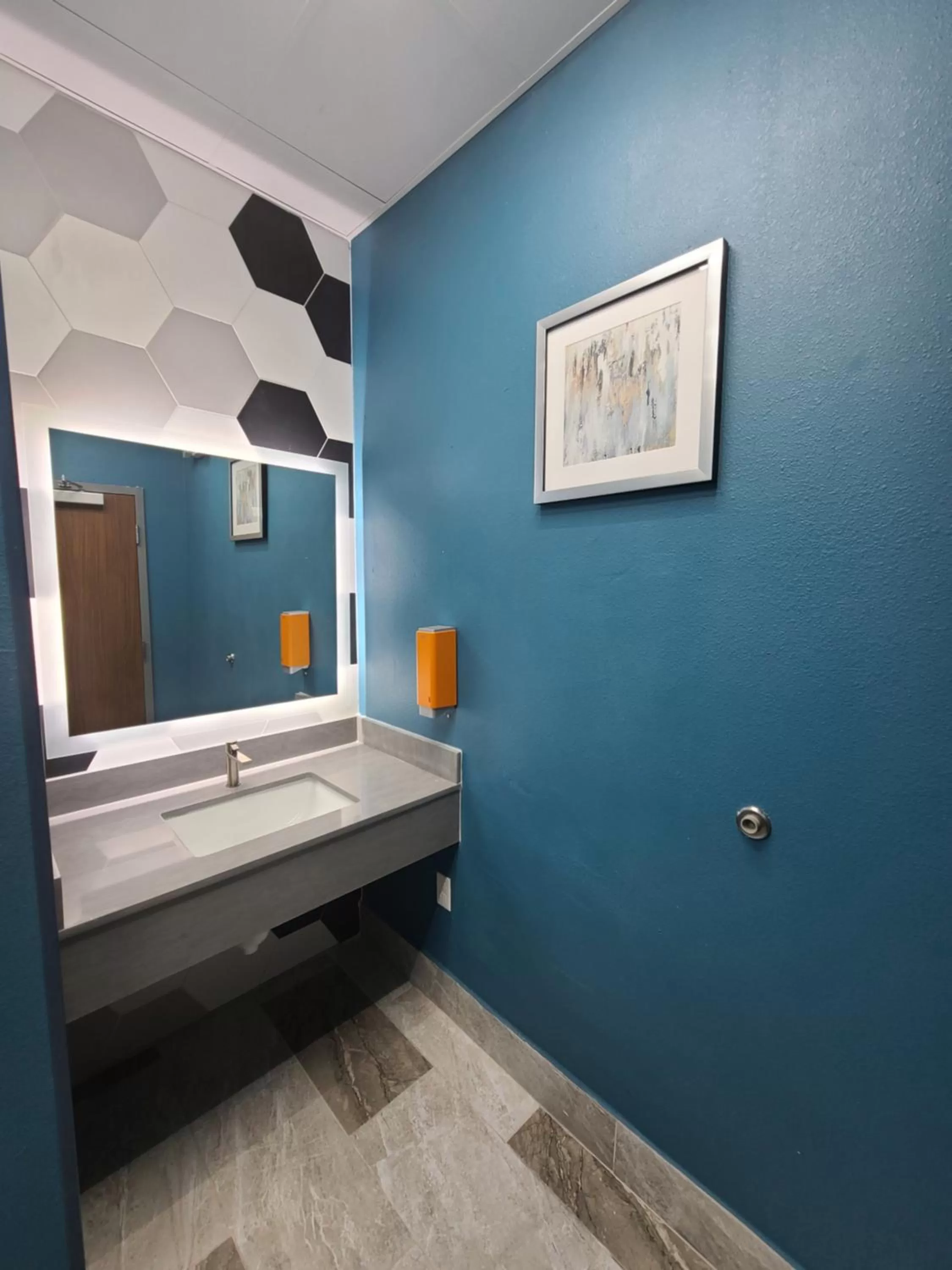 Bathroom, Bed in La Quinta Inn & Suites by Wyndham Fort Stockton Northeast