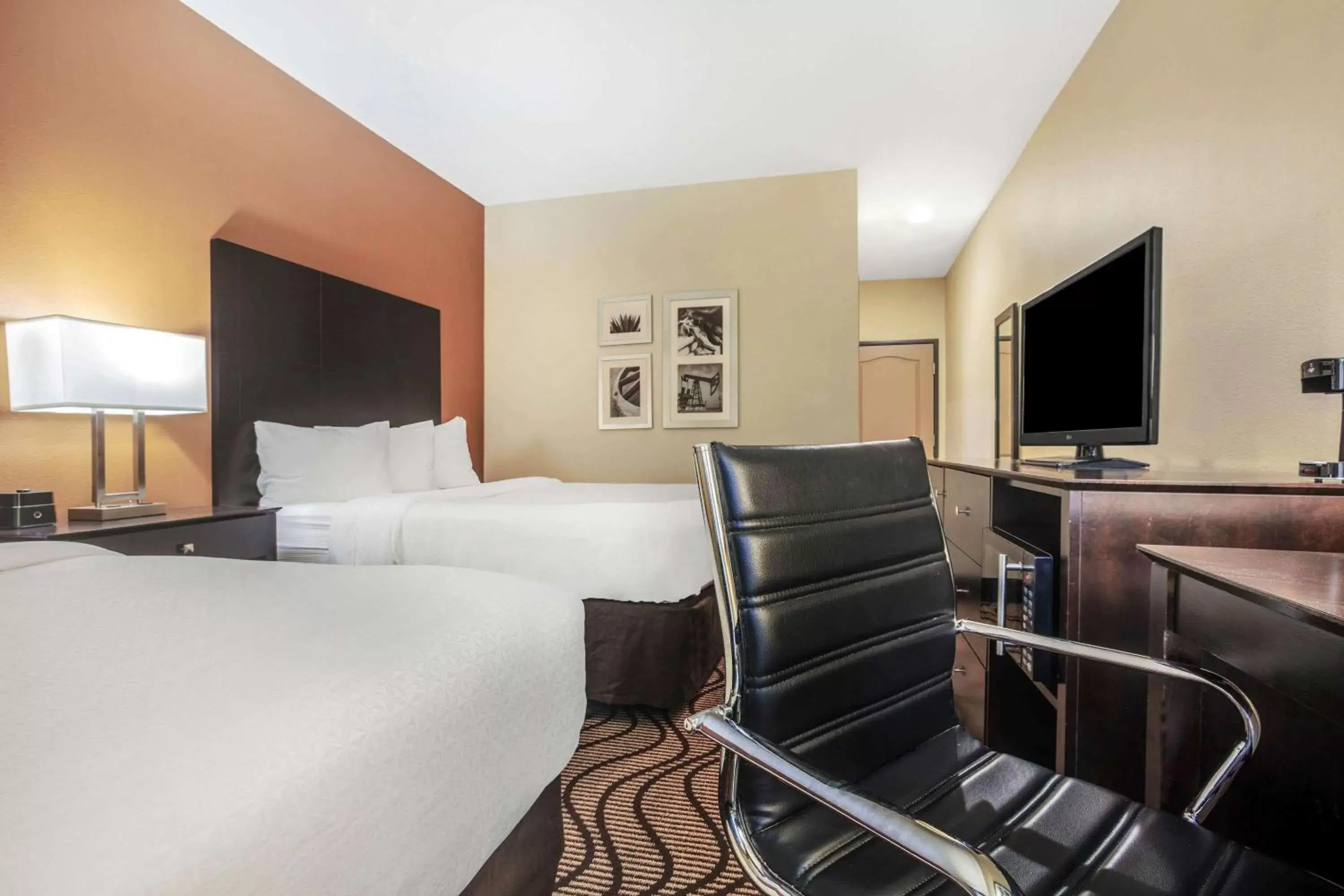 Photo of the whole room, TV/Entertainment Center in La Quinta Inn & Suites by Wyndham Beeville