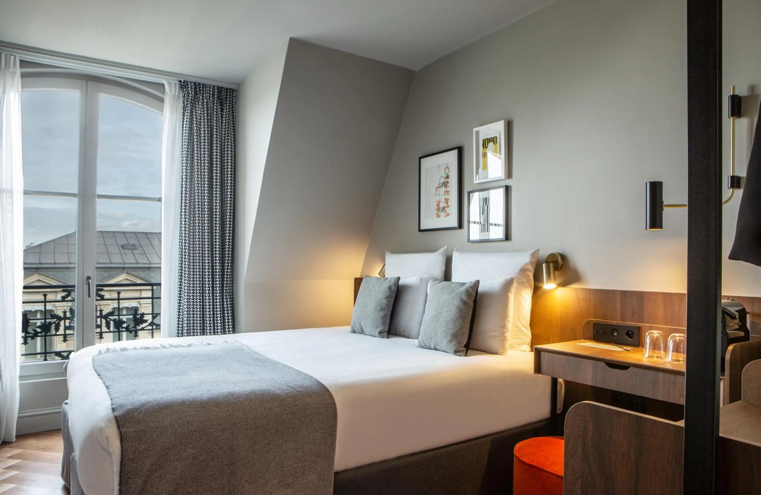 Bed in ibis Styles Paris Gare du Nord TGV