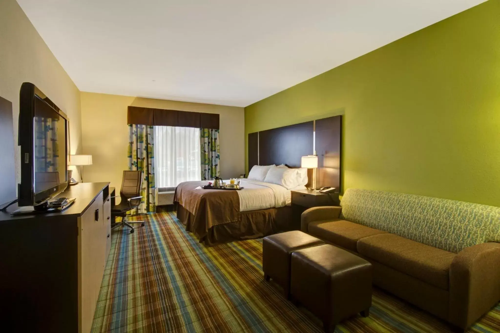 Photo of the whole room, Seating Area in Holiday Inn Christiansburg Blacksburg, an IHG Hotel