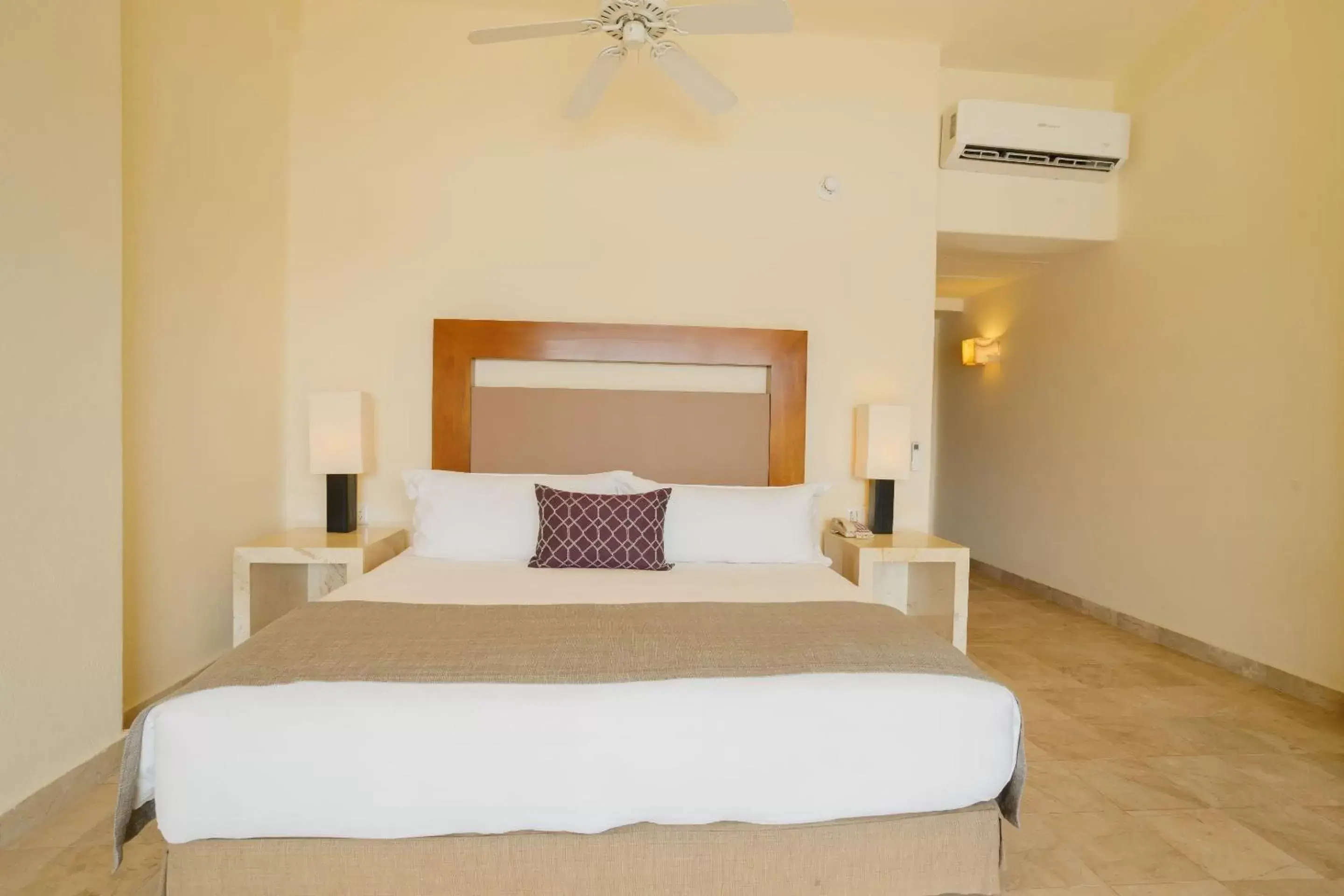 Bedroom, Bed in Camino Real Acapulco Diamante