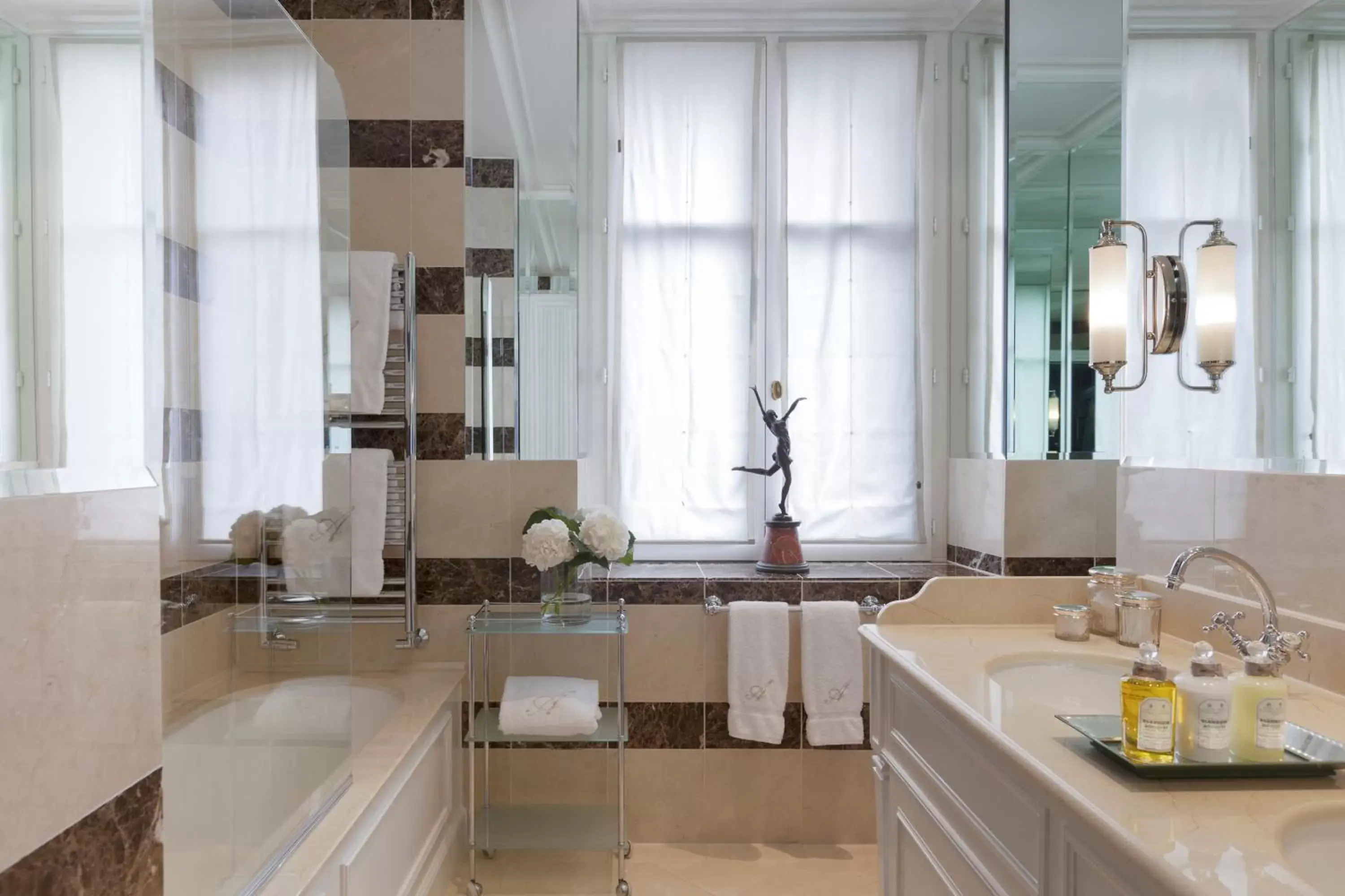 Bathroom, Restaurant/Places to Eat in Hotel d'Angleterre