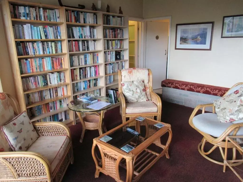 Living room, Library in Avoncourt Lodge