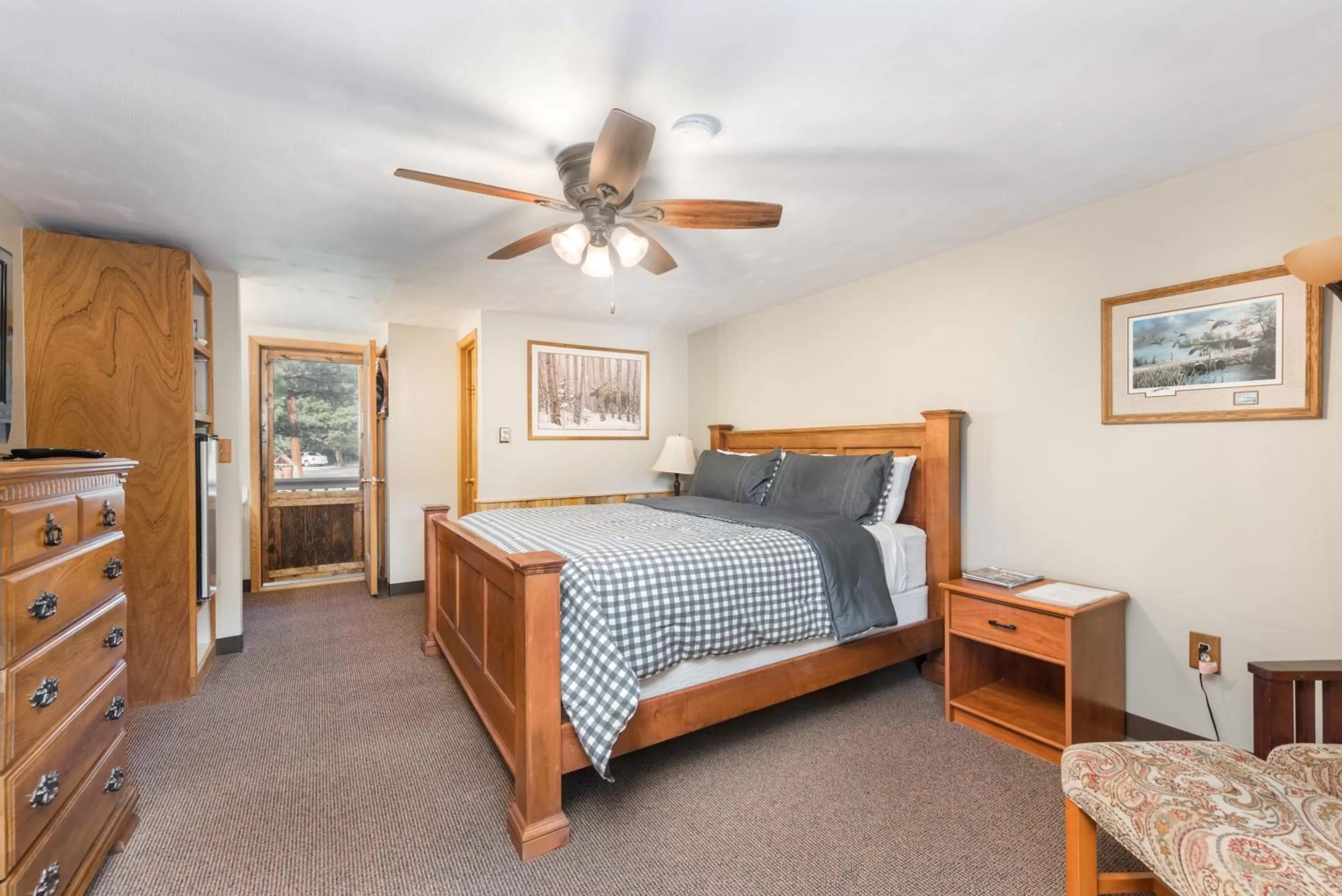 Bed in 4 Seasons Inn on Fall River