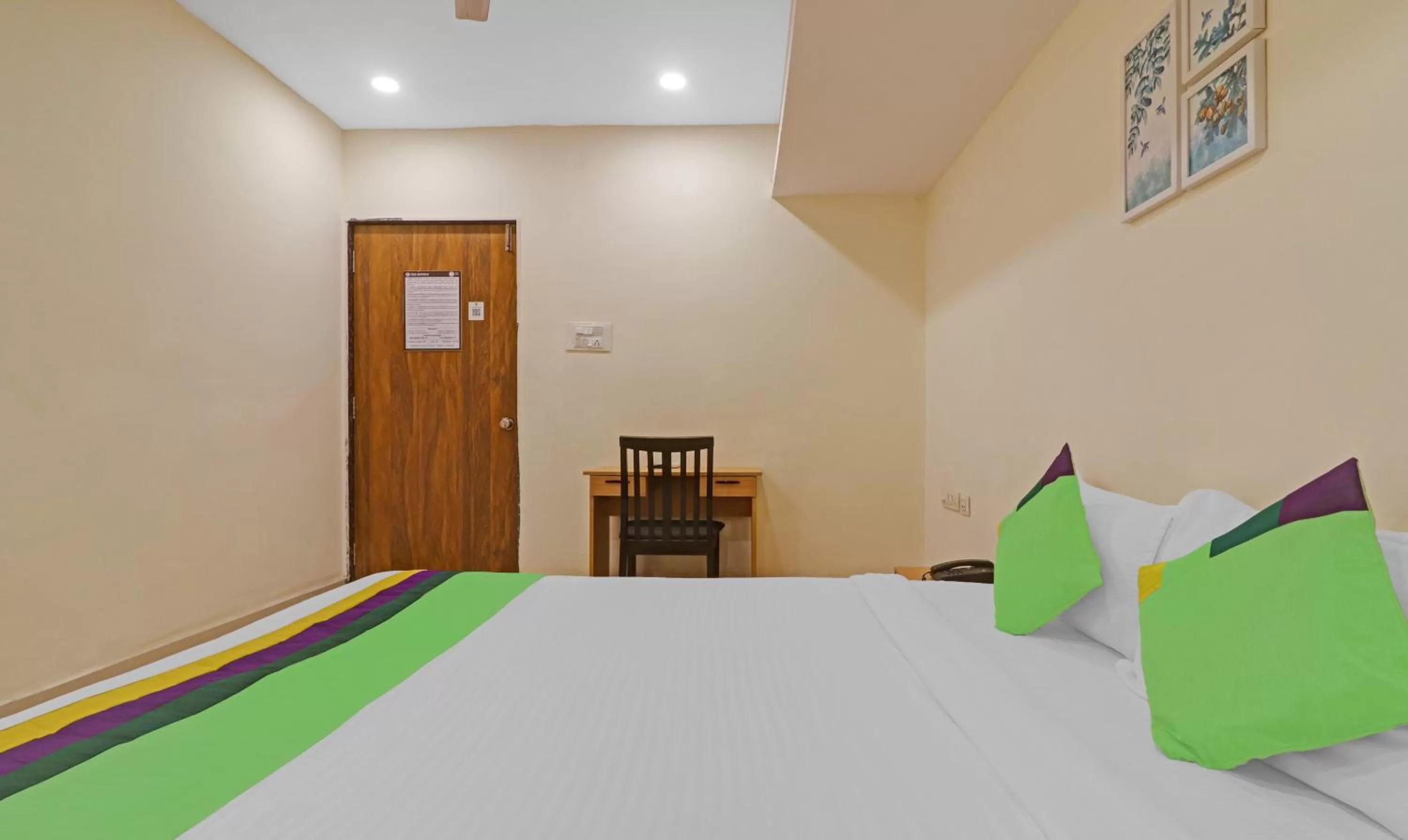 Bedroom, Bed in Treebo Tee