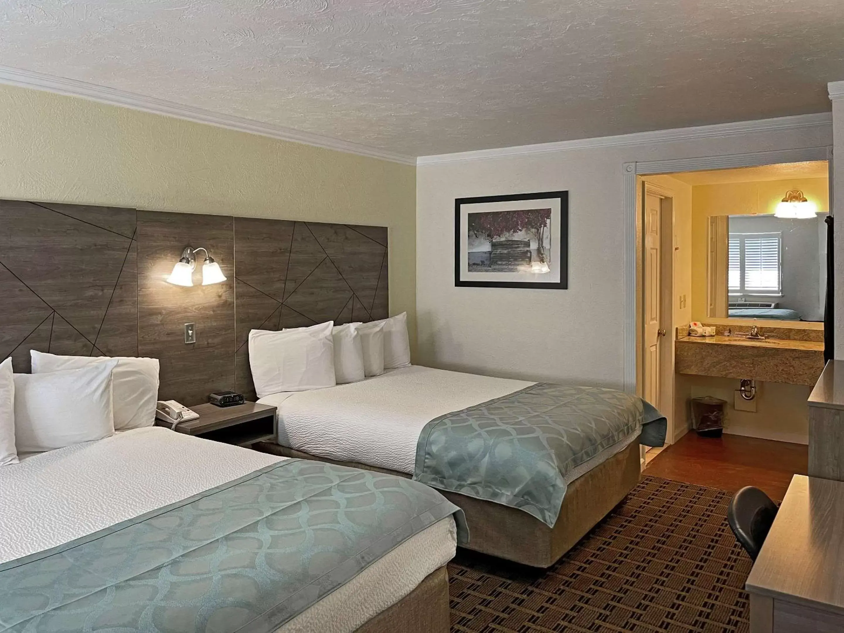 Photo of the whole room, Bed in Baechtel Creek Inn, Ascend Hotel Collection