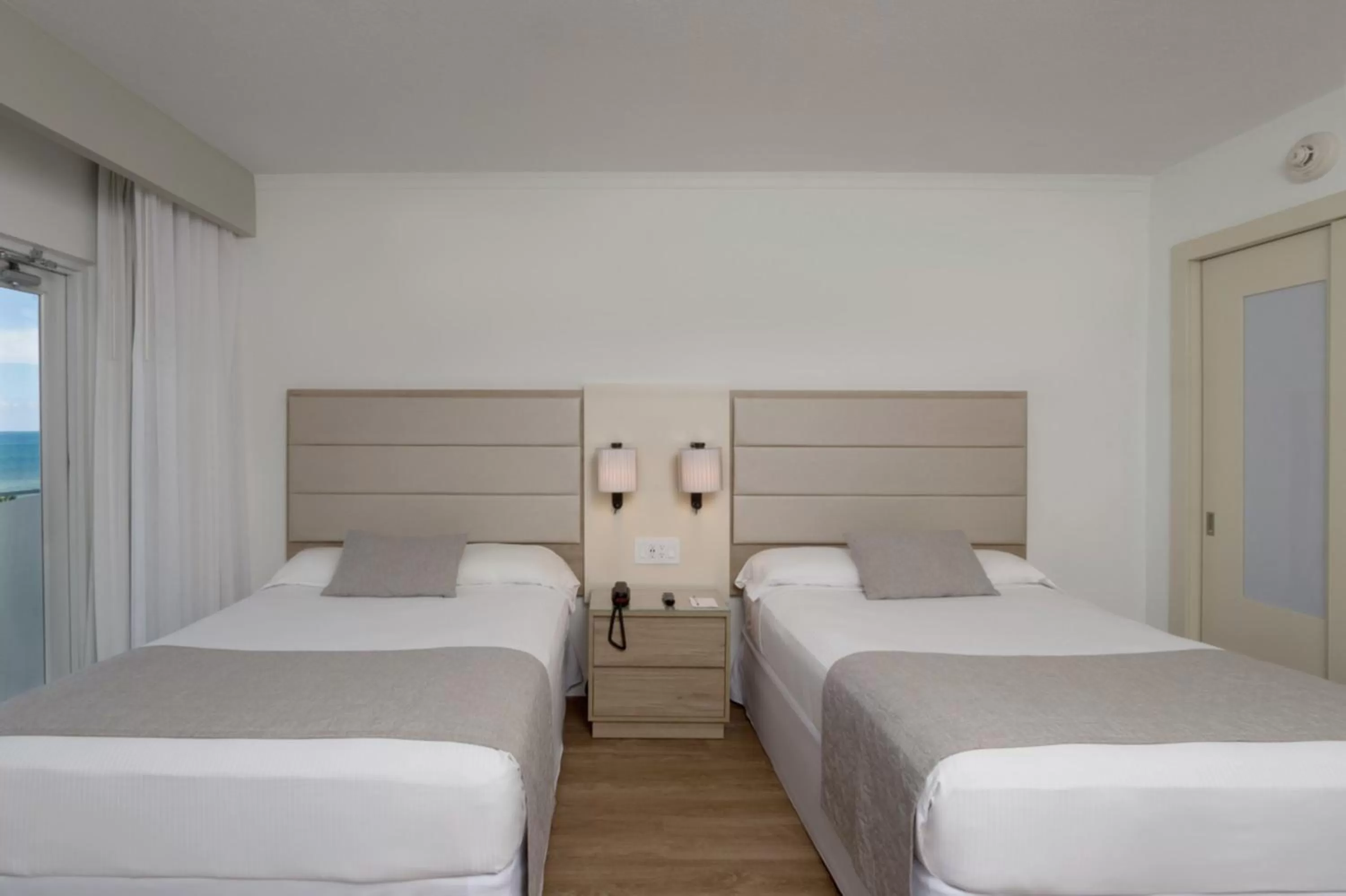 Photo of the whole room, Bed in Riu Plaza Miami Beach