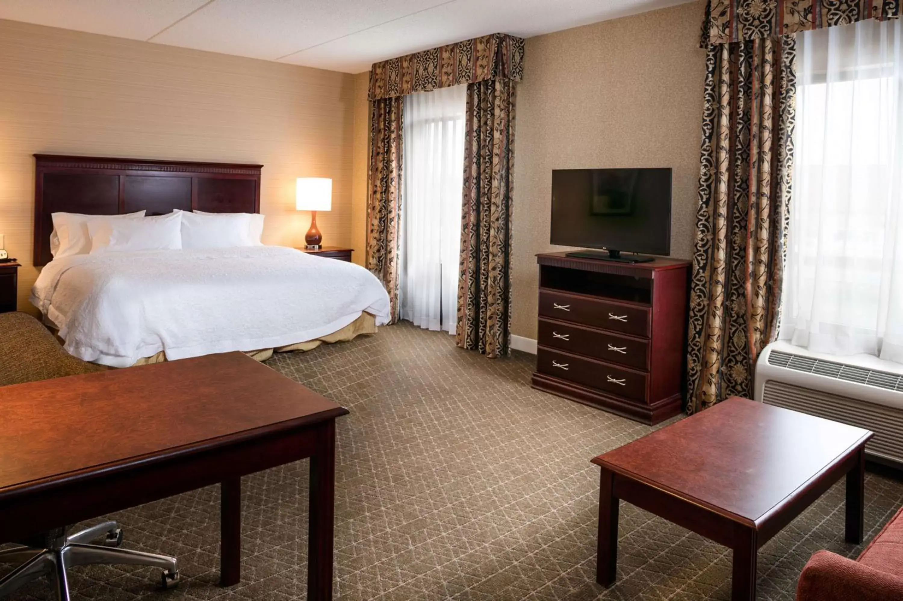 Bed in Hampton Inn & Suites Toledo-Perrysburg