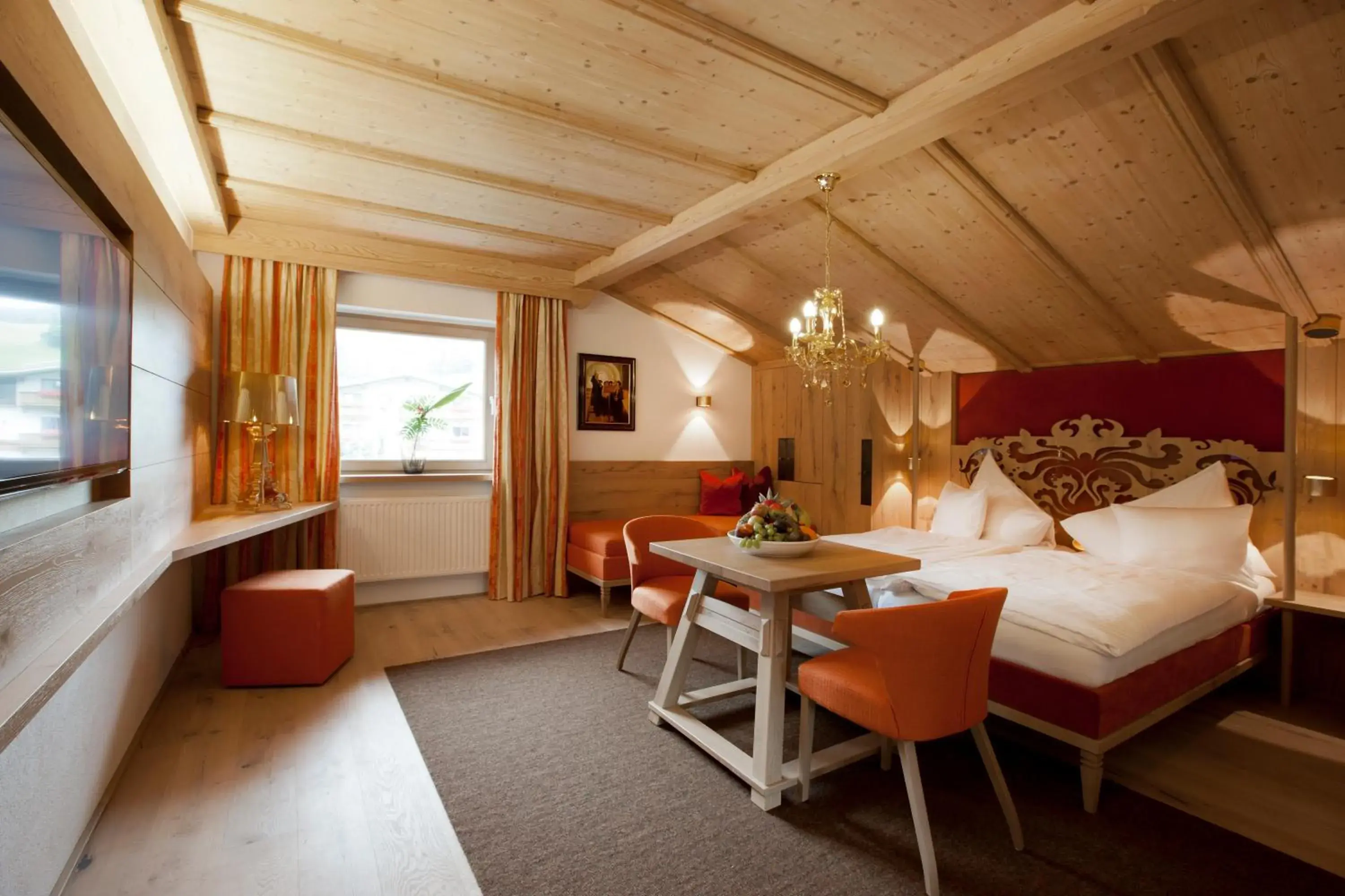 Living room, Bed in Minglers Sportalm - Das Gourmet- und Genießerhotel