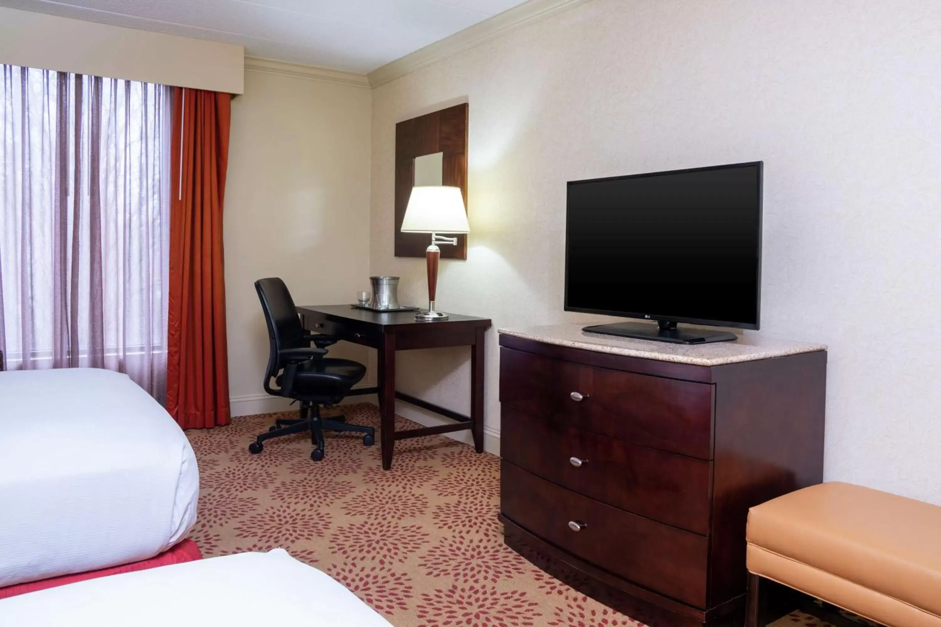 Bedroom, TV/Entertainment Center in DoubleTree by Hilton Hotel Grand Rapids Airport