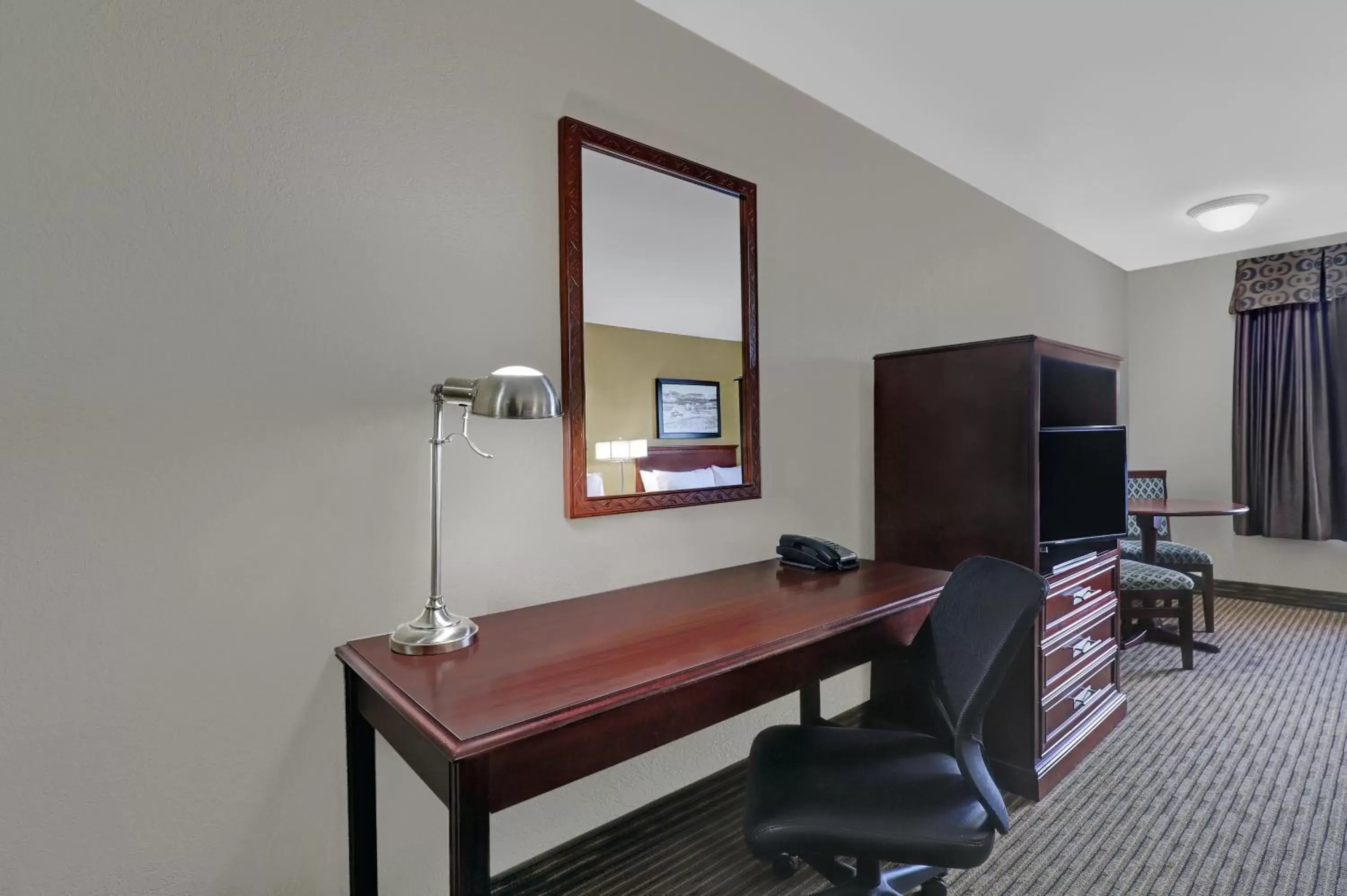 Seating area, TV/Entertainment Center in SureStay Plus Hotel by Best Western Drumheller