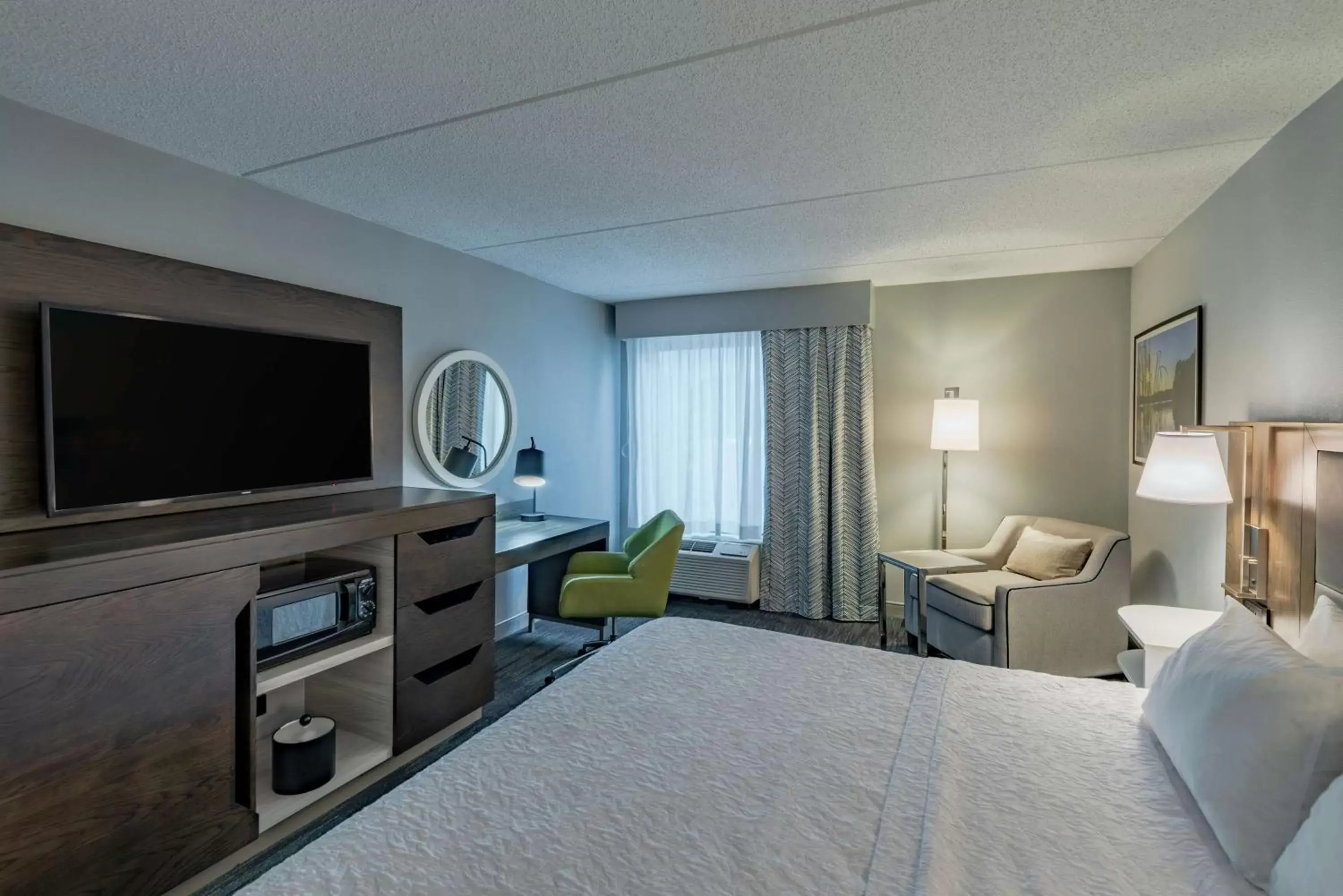 Bedroom, TV/Entertainment Center in Hampton Inn Waldorf