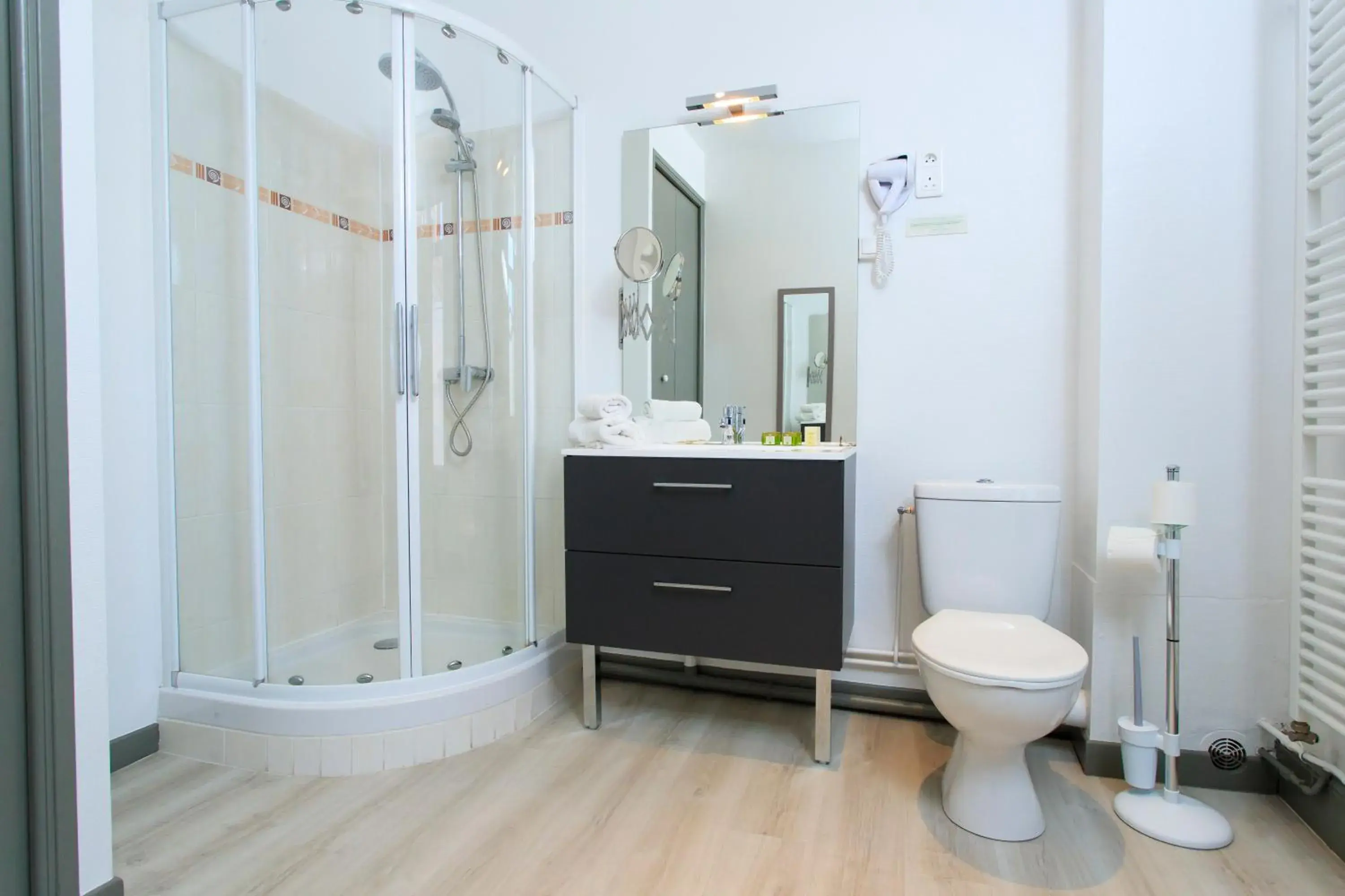 Shower, Bathroom in Logis Hotel De La Basilique