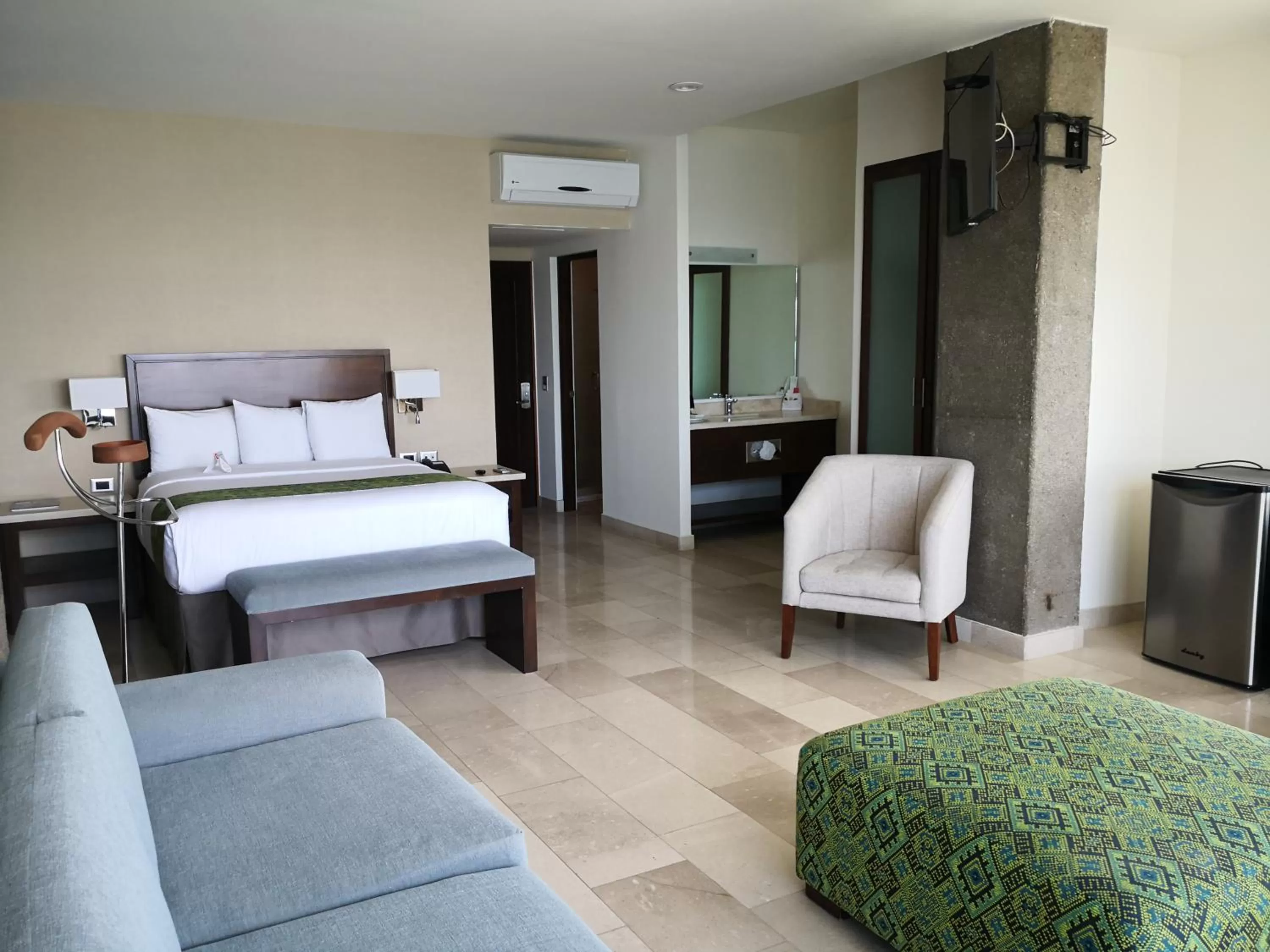 Photo of the whole room, Bed in Seven Crown La Paz Malecon