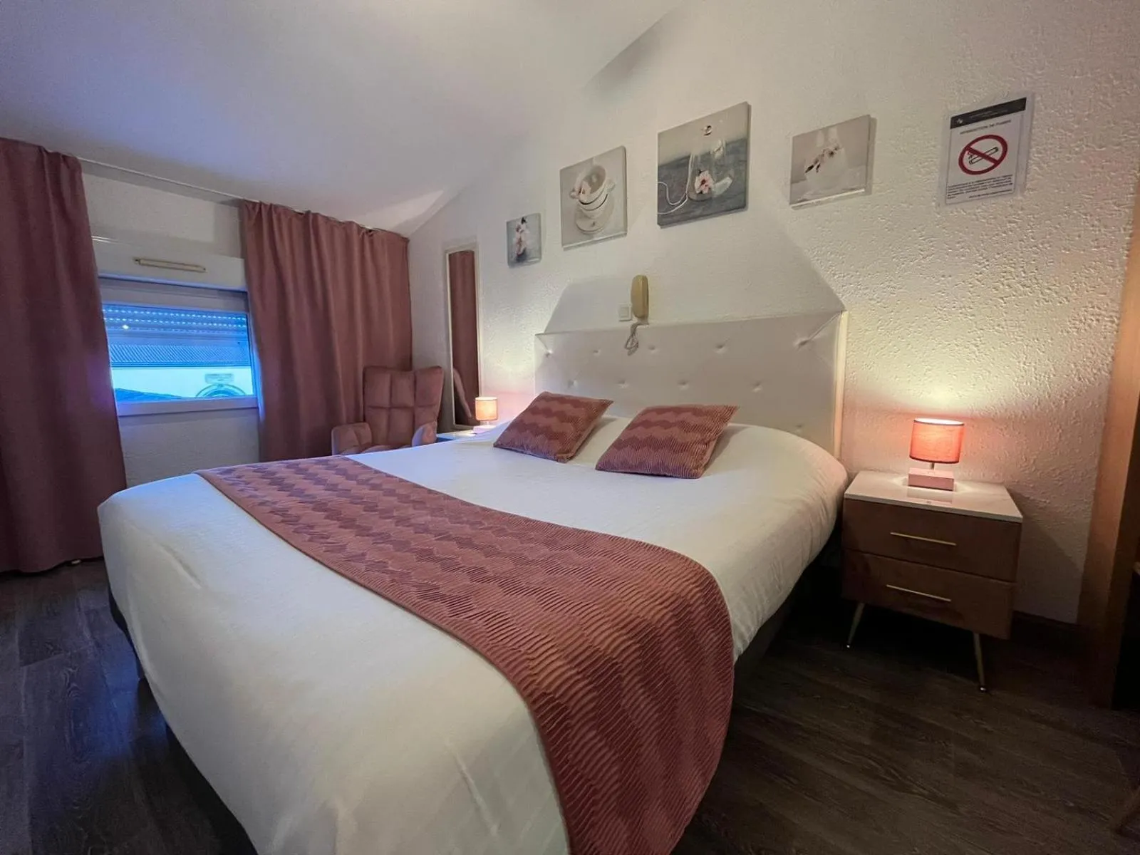 Bed in Cit'Hotel Le Cheval Blanc, Cognac Centre