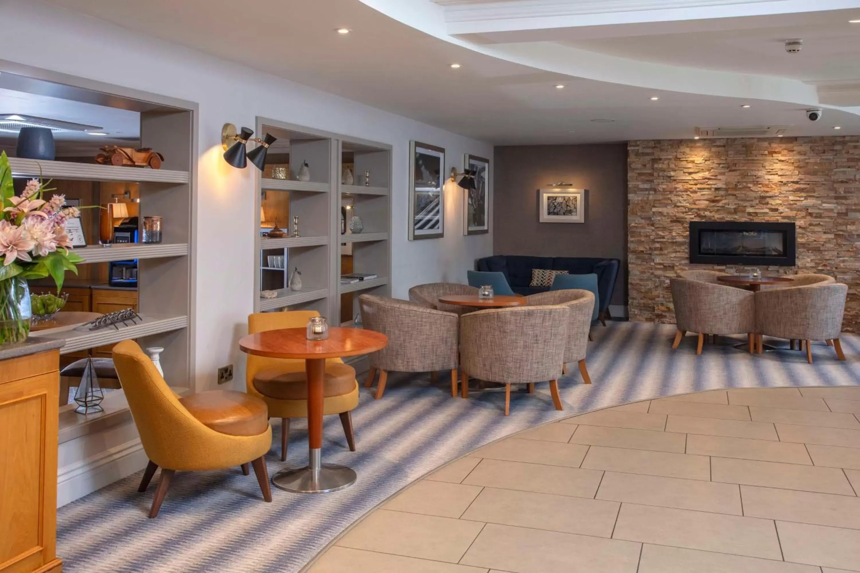 Lobby or reception, Lounge/Bar in DoubleTree by Hilton Oxford Belfry