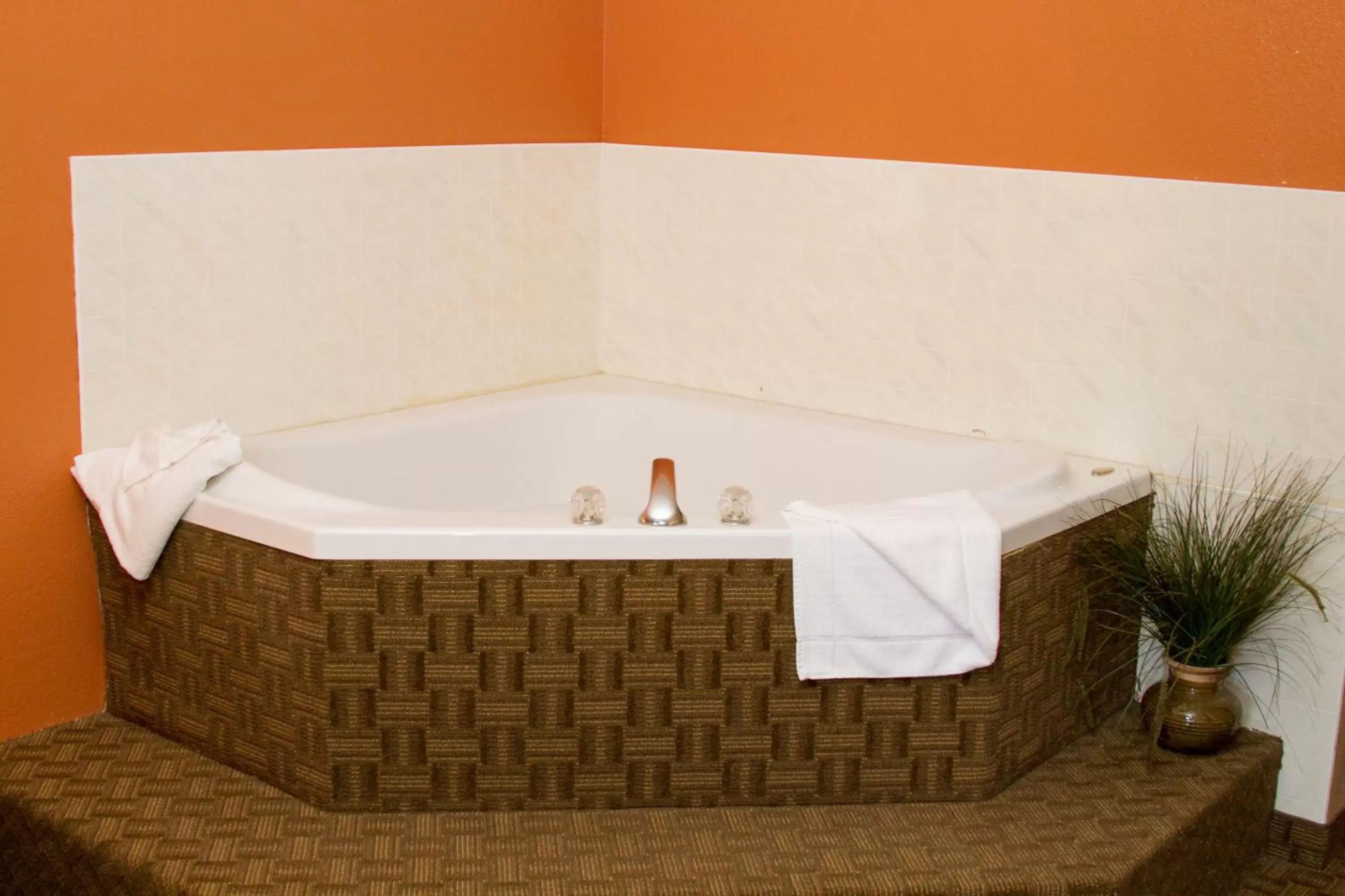 Hot Tub, Bathroom in Cottonwood Inn & Suites