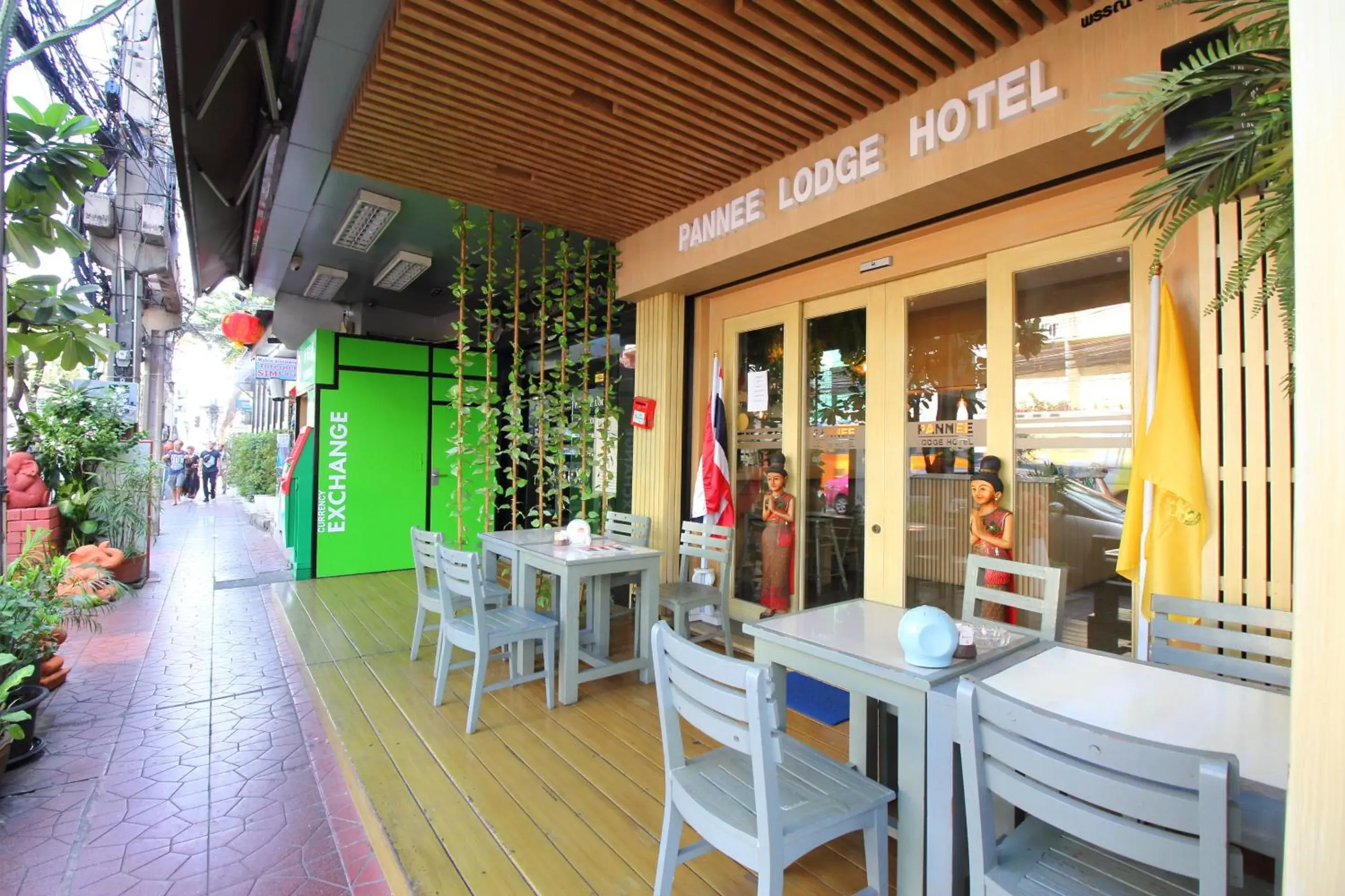 Restaurant/Places to Eat in OYO 482 Pannee Lodge Khaosan