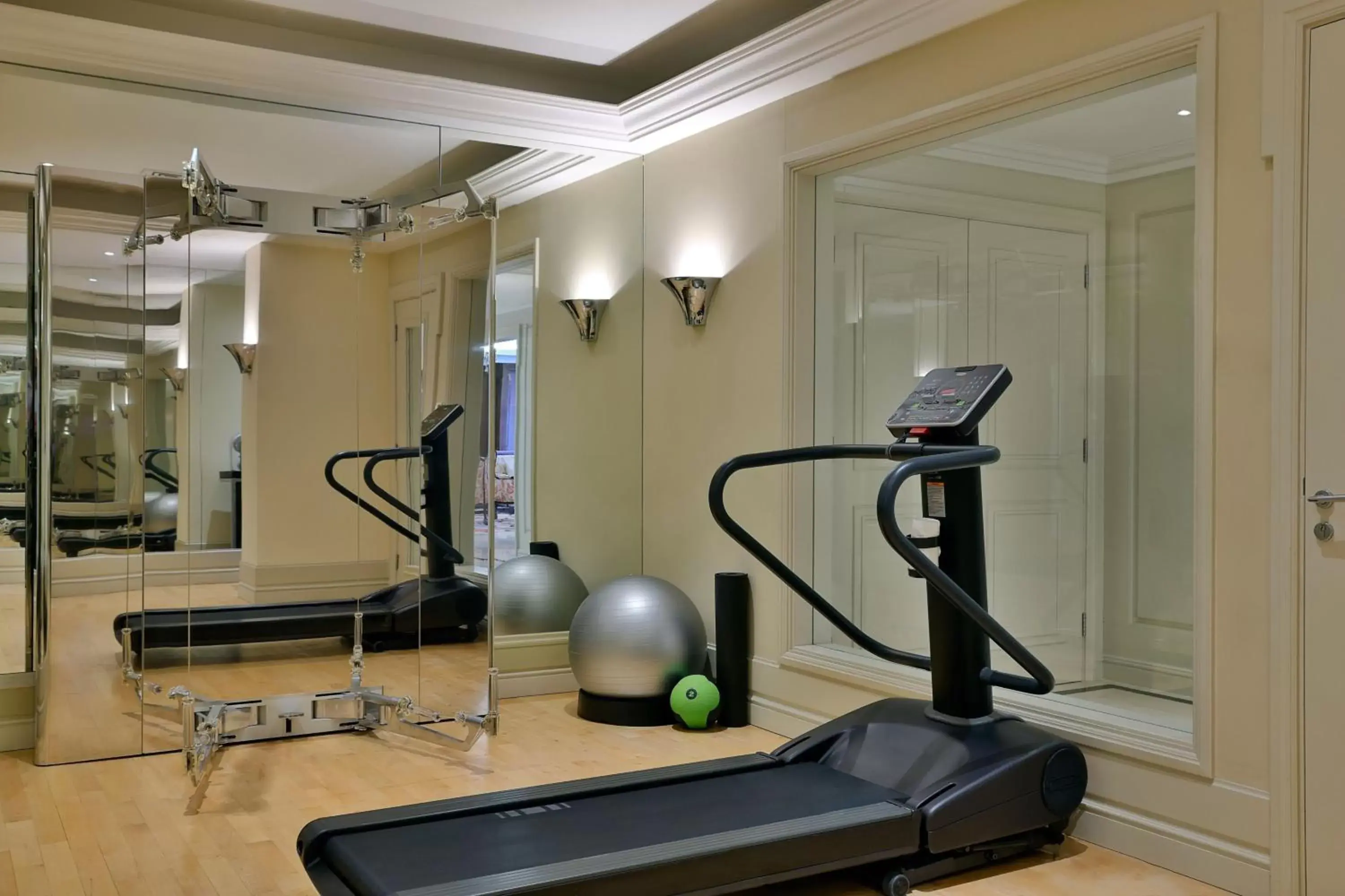 Photo of the whole room, Fitness Center/Facilities in The Westin Dubai Mina Seyahi Beach Resort and Waterpark