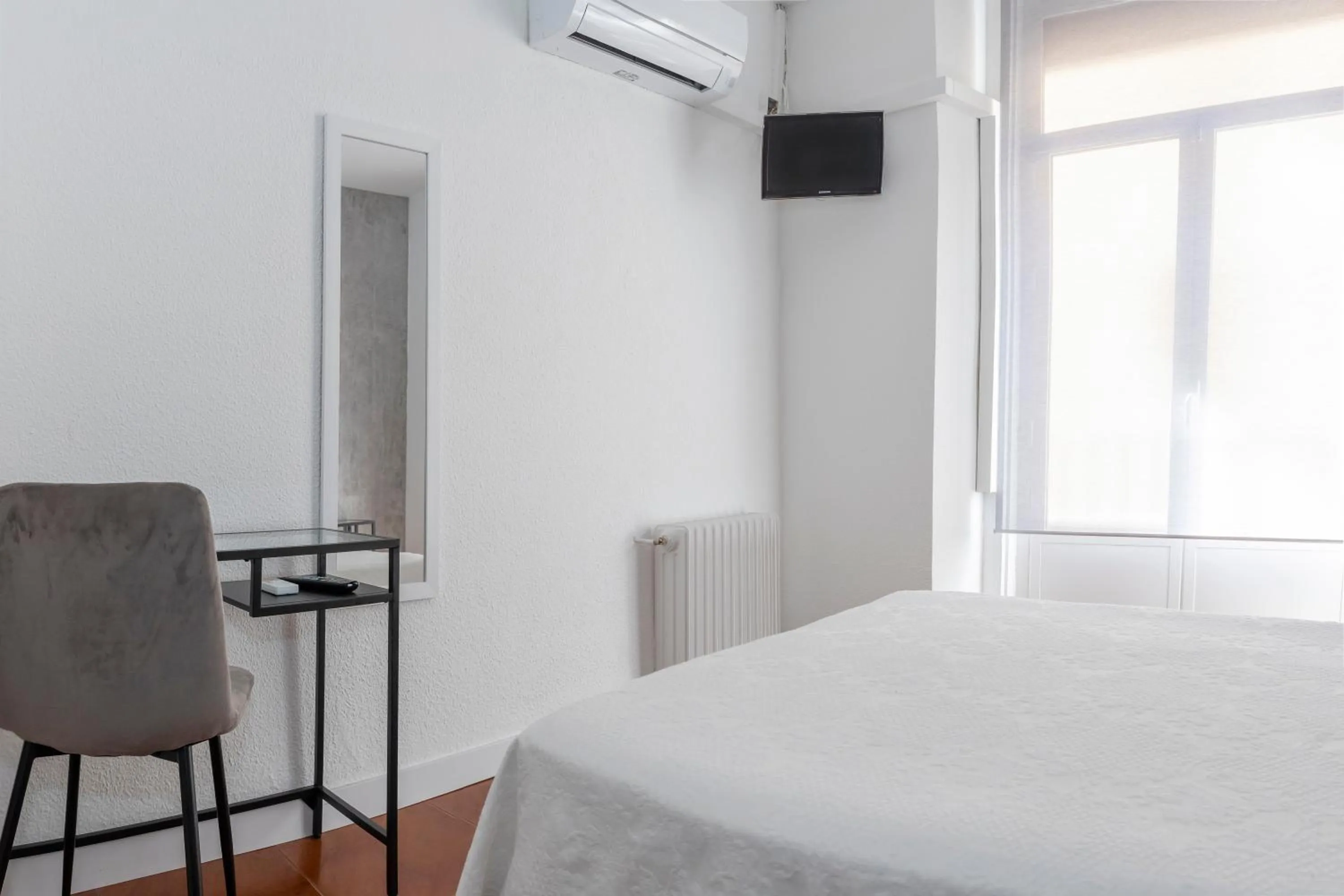 Photo of the whole room, Bed in Hostal Tokio