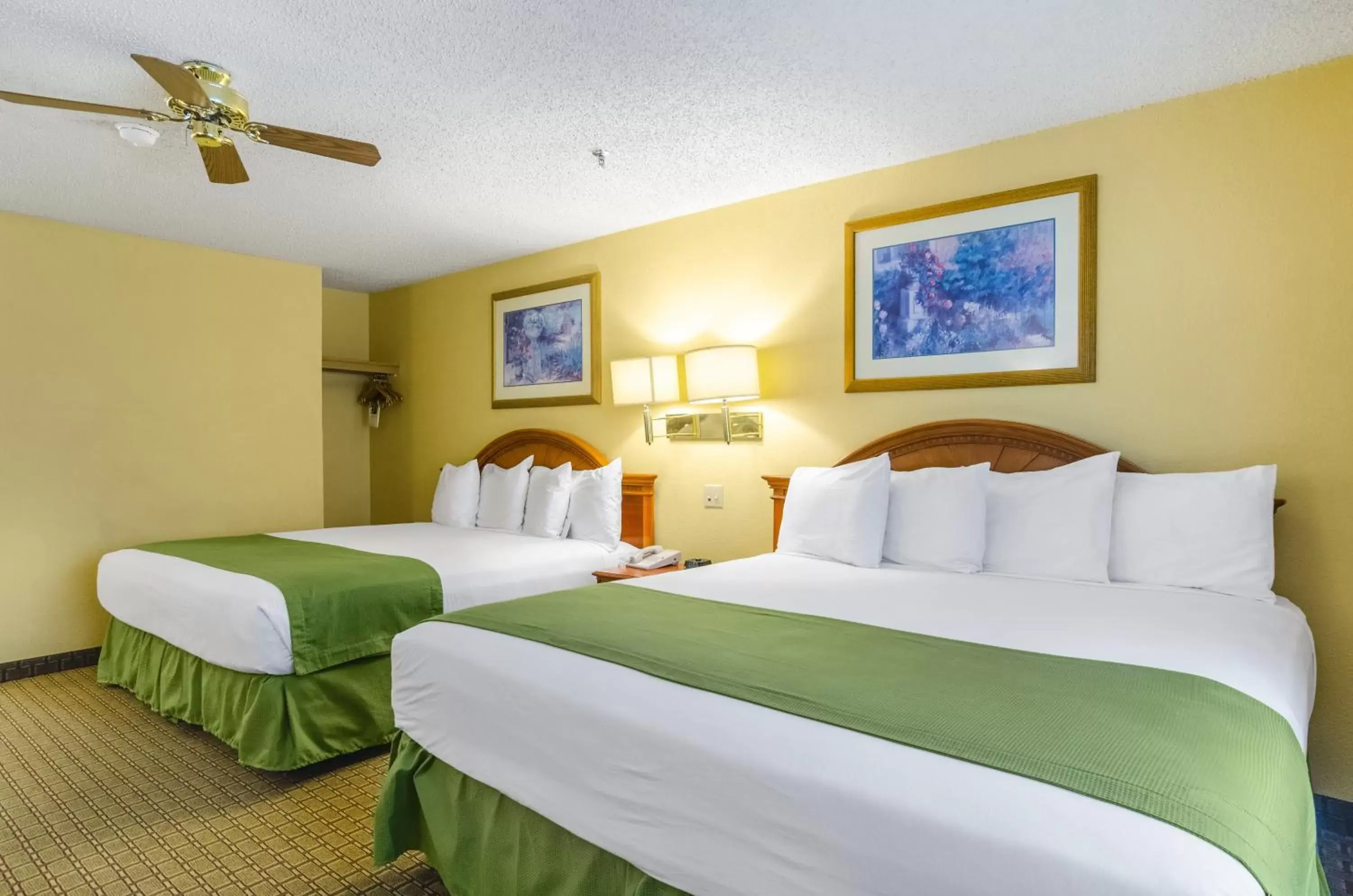 Bed in Cheyenne Guest Inn