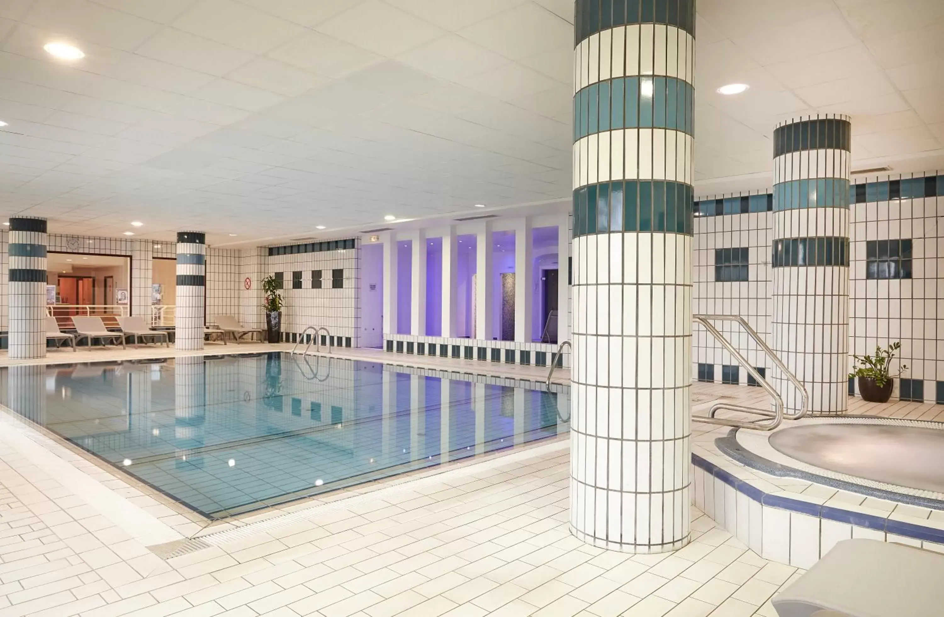 Hot Tub, Swimming Pool in Hôtel Spa Du Béryl