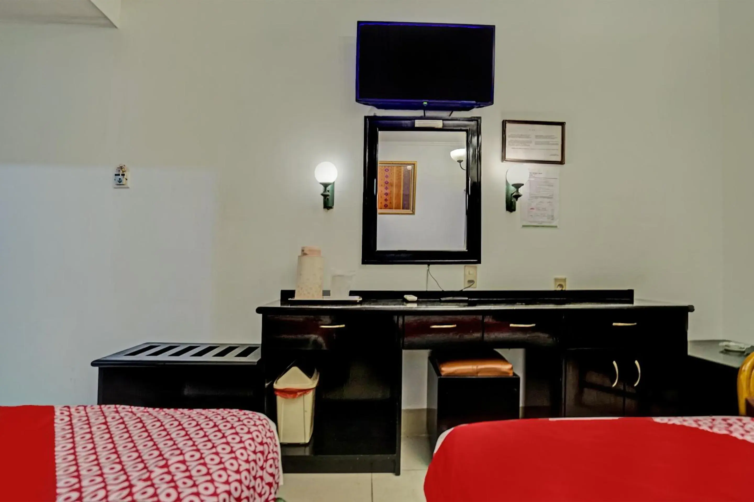 Bedroom, TV/Entertainment Center in SUPER OYO 91805 Hotel Wisma Bari