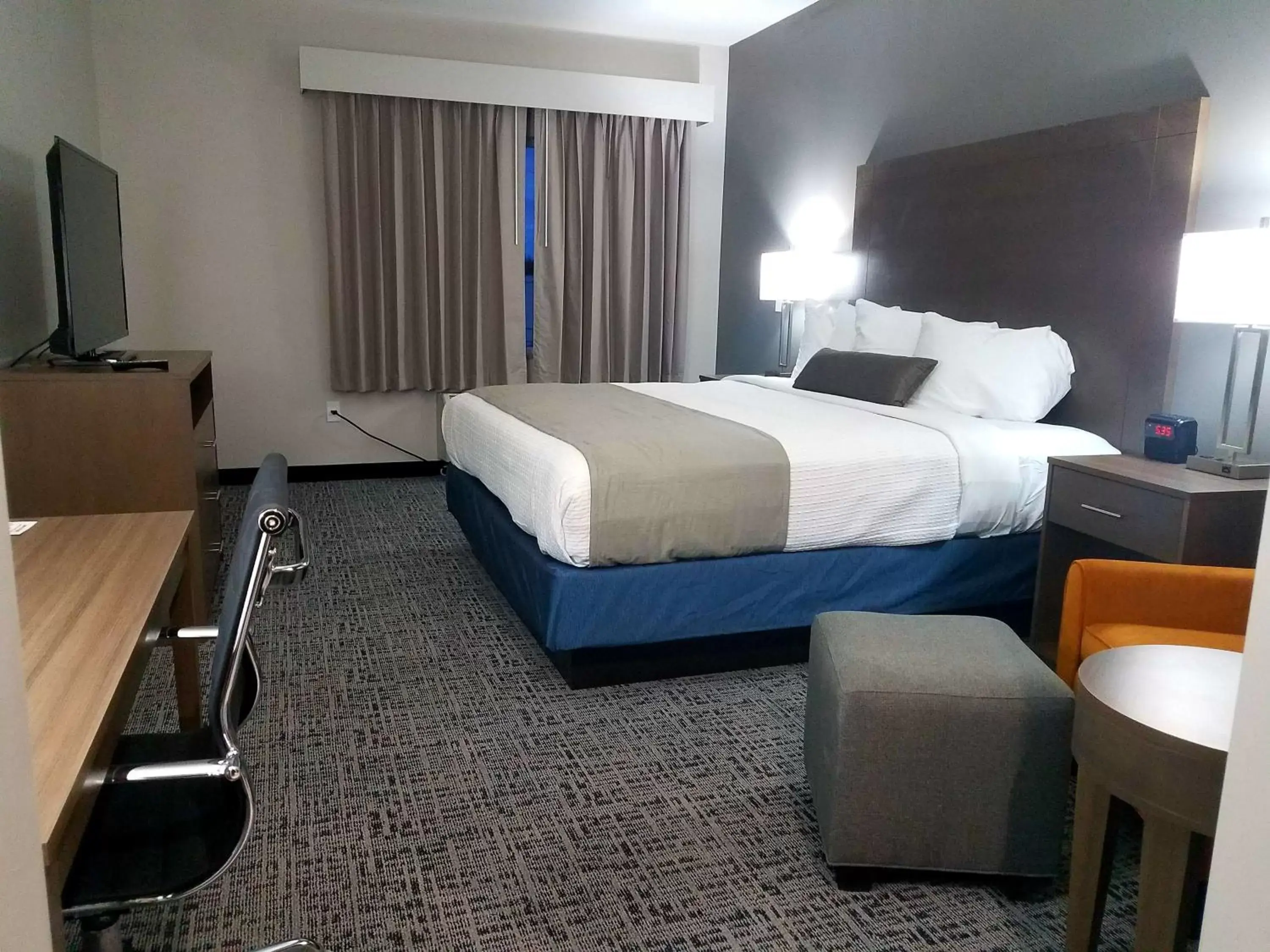 Photo of the whole room, Bed in Best Western Plus Wayland Hotel