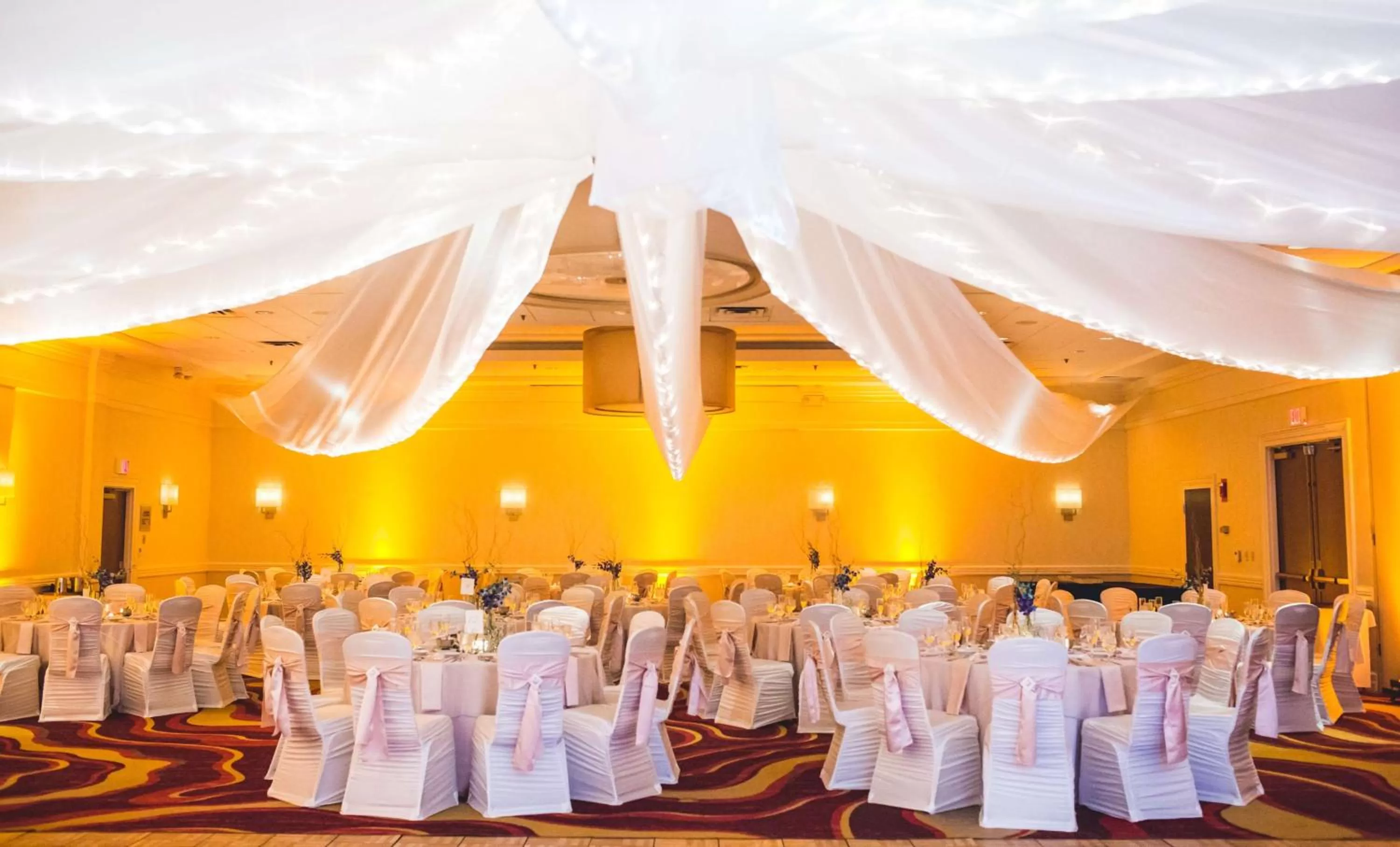 Dining area in Embassy Suites Cleveland - Beachwood