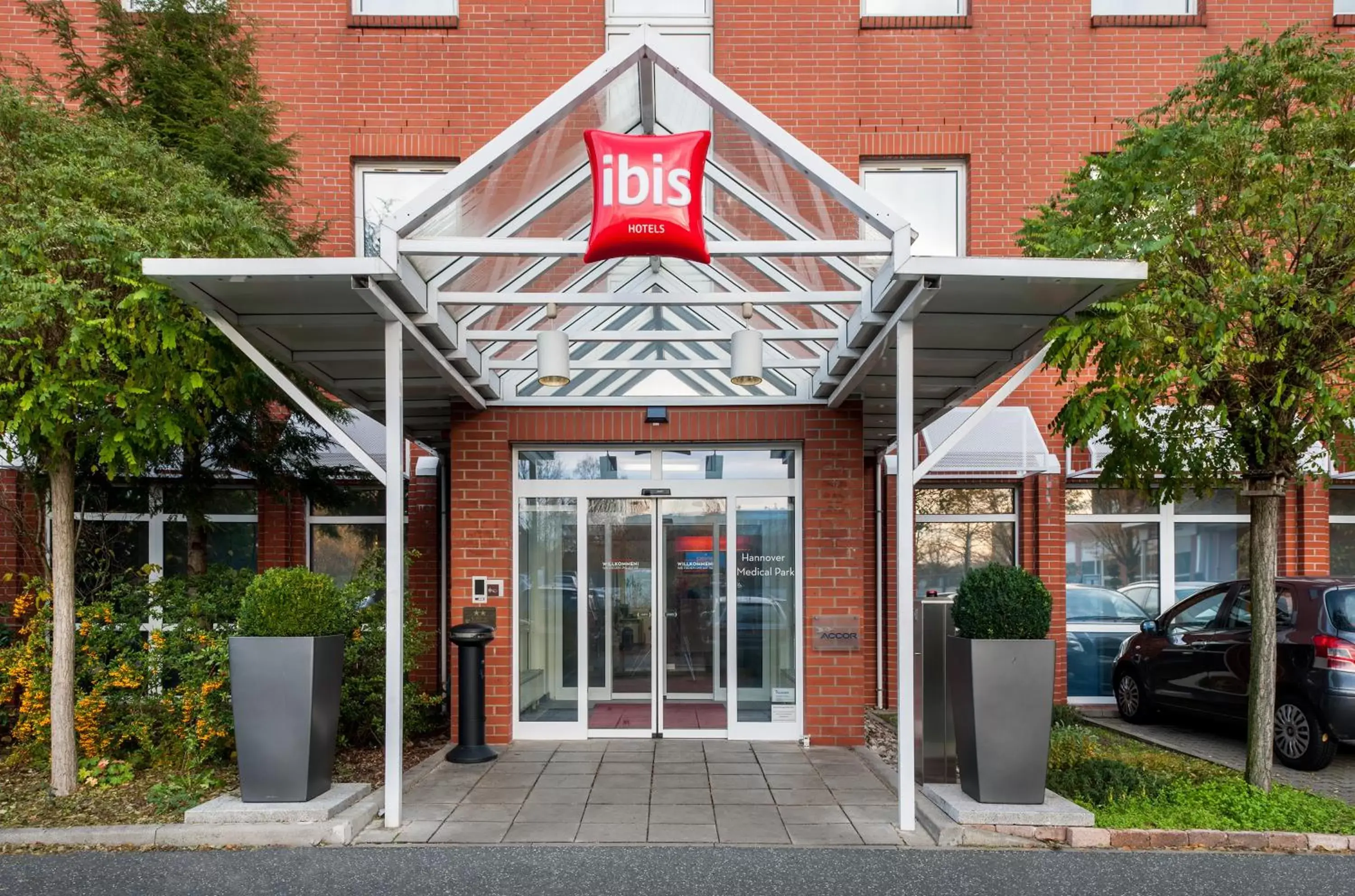 Facade/entrance, Property Building in ibis Hotel Hannover Medical Park