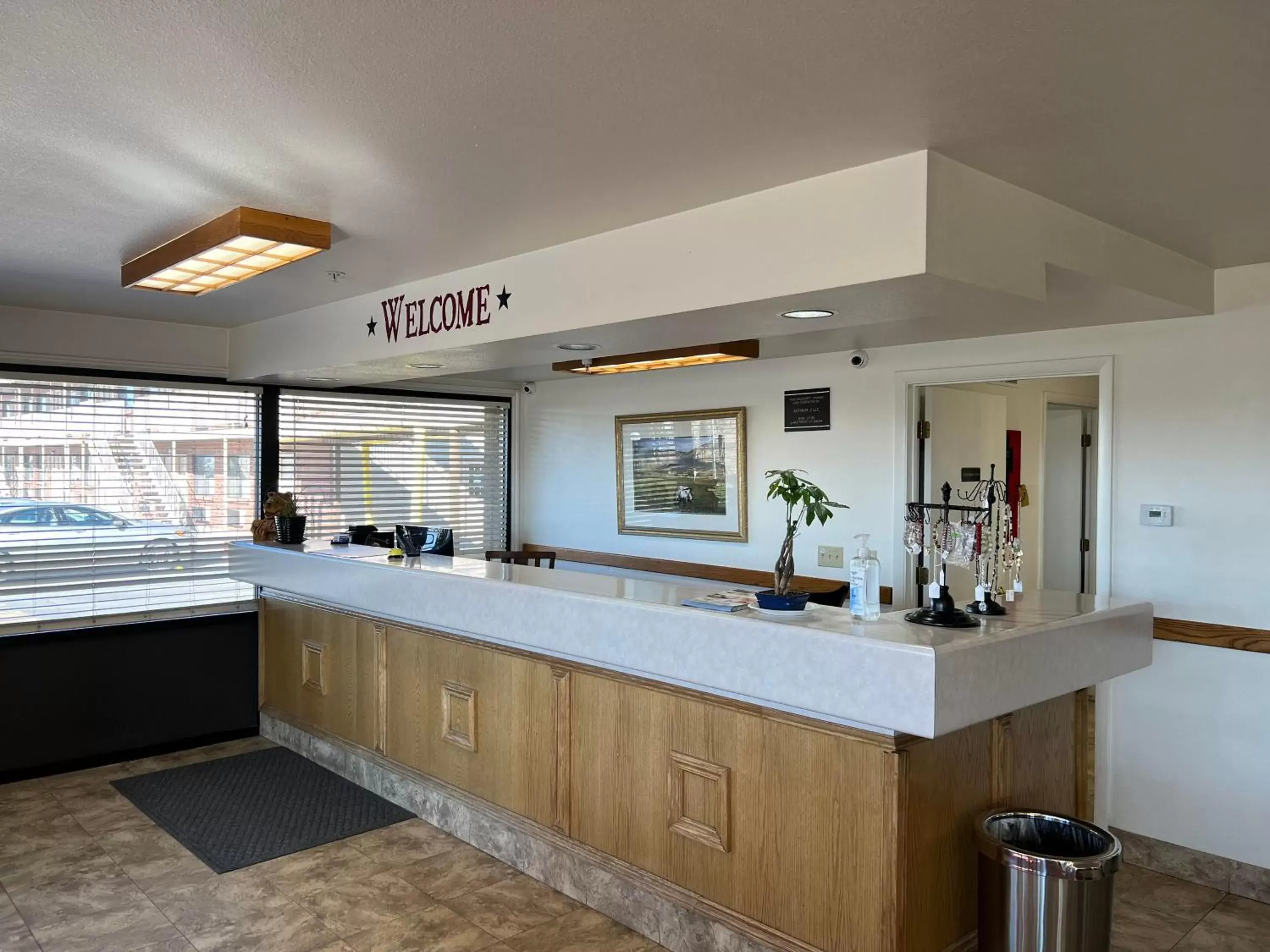 Lobby or reception, Kitchen/Kitchenette in Oquirrh Mountain Inn