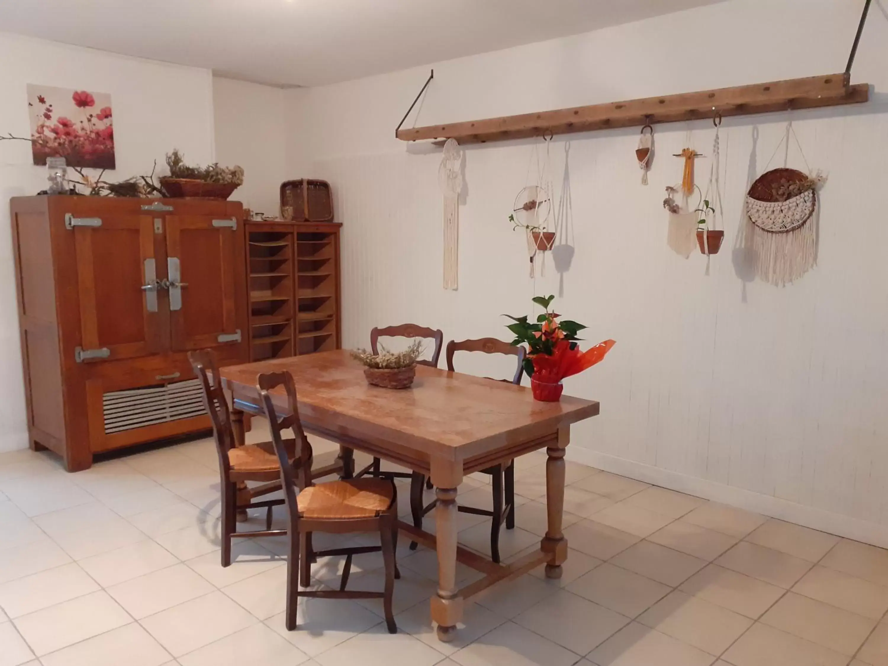 Dining Area in Eclosion de lumière