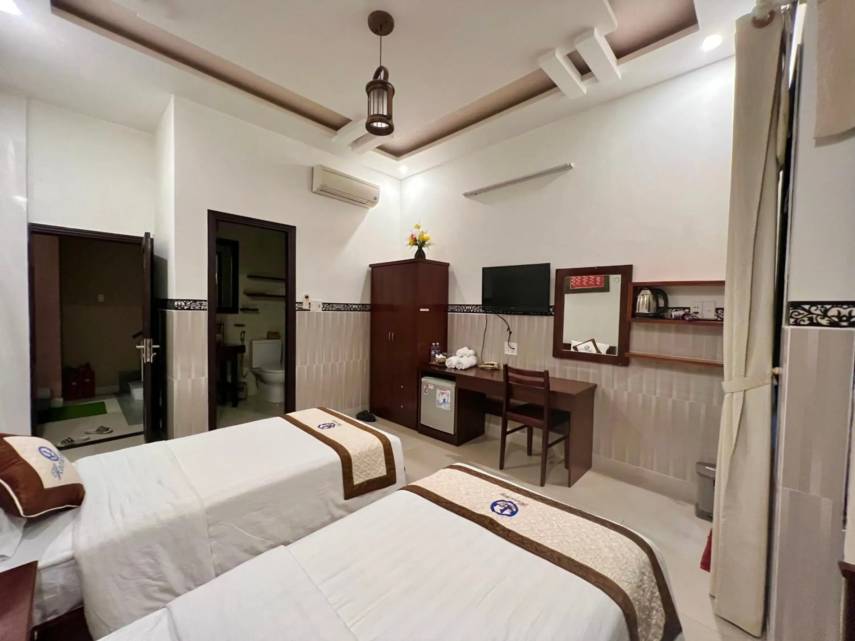 Bed, TV/Entertainment Center in Hoi An Ngo Homestay