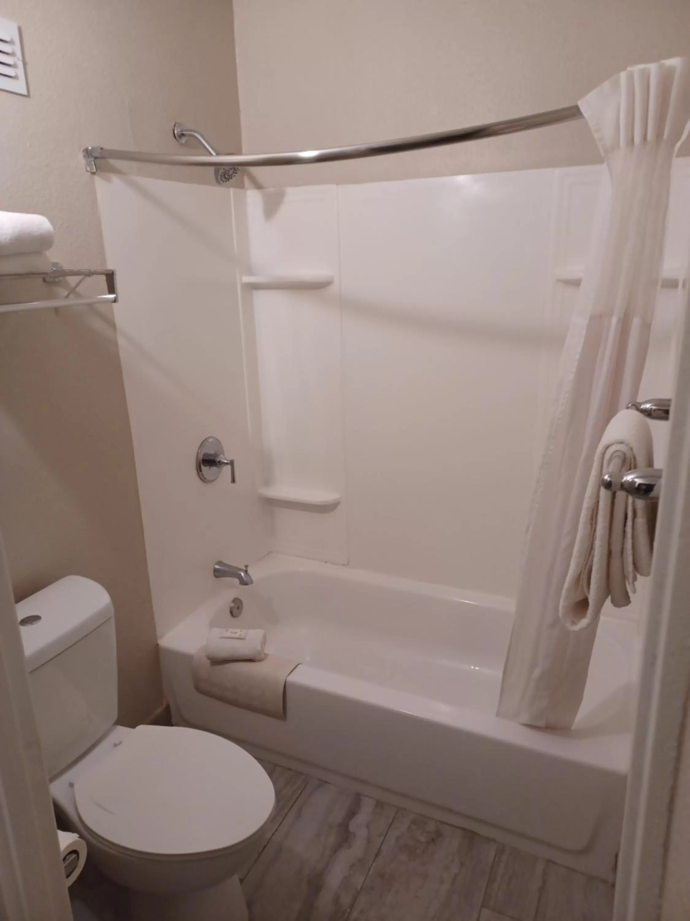 Shower in Grand Hotel Orlando at Universal Blvd - Shuttle to Theme Parks