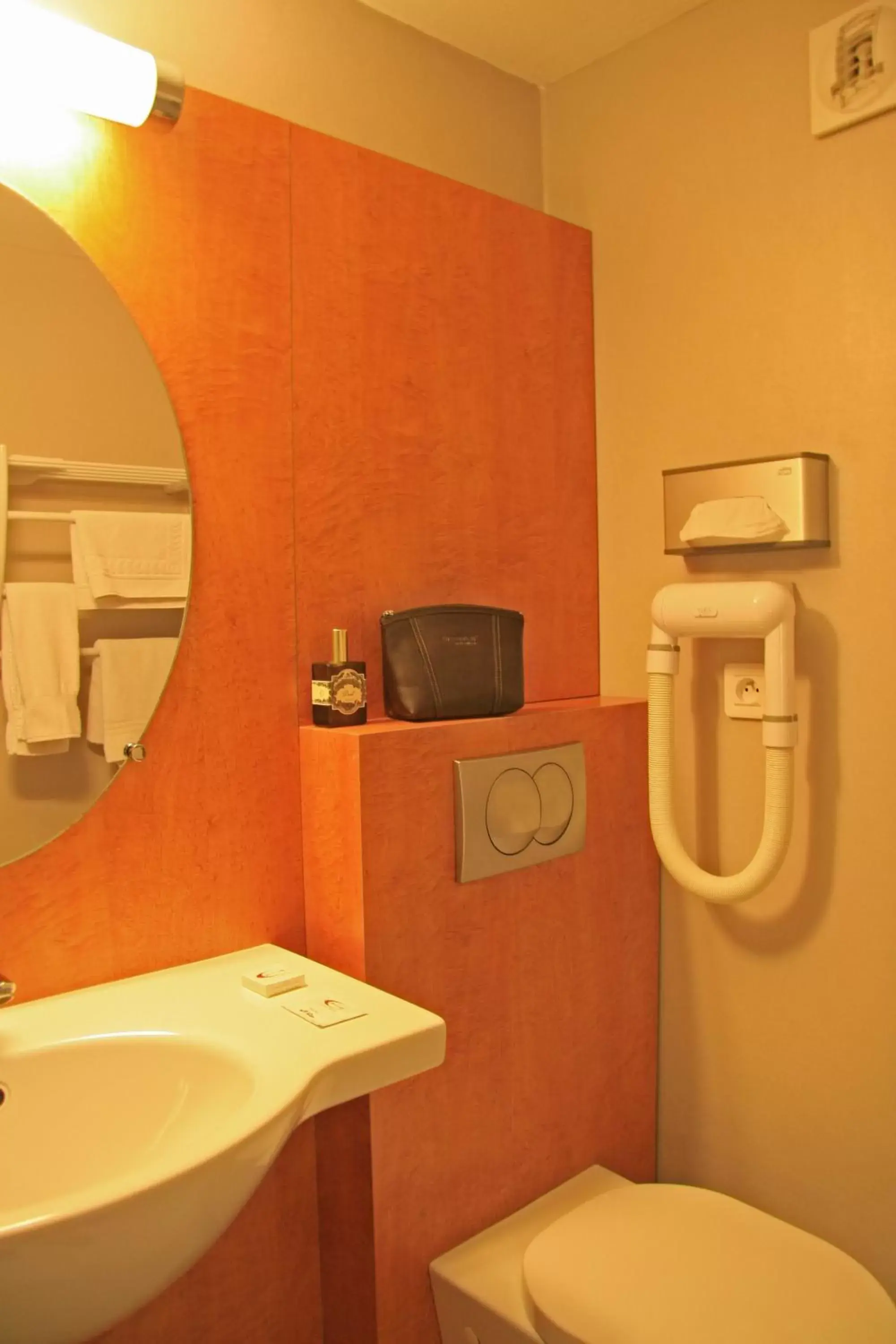 Bathroom in Contact Hôtel du Parc