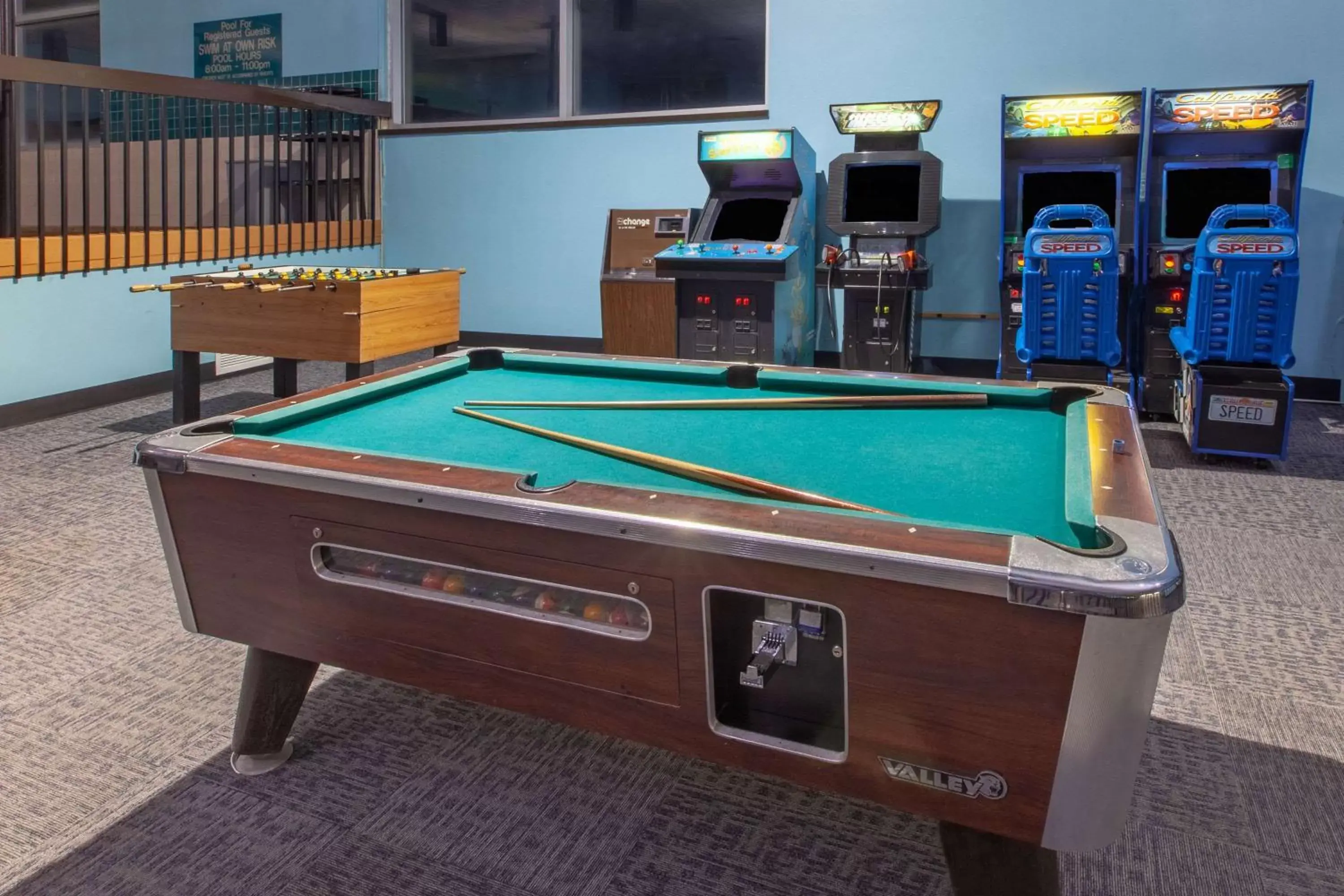 Game Room, Billiards in Days Inn & Suites by Wyndham Grand Rapids Near Downtown