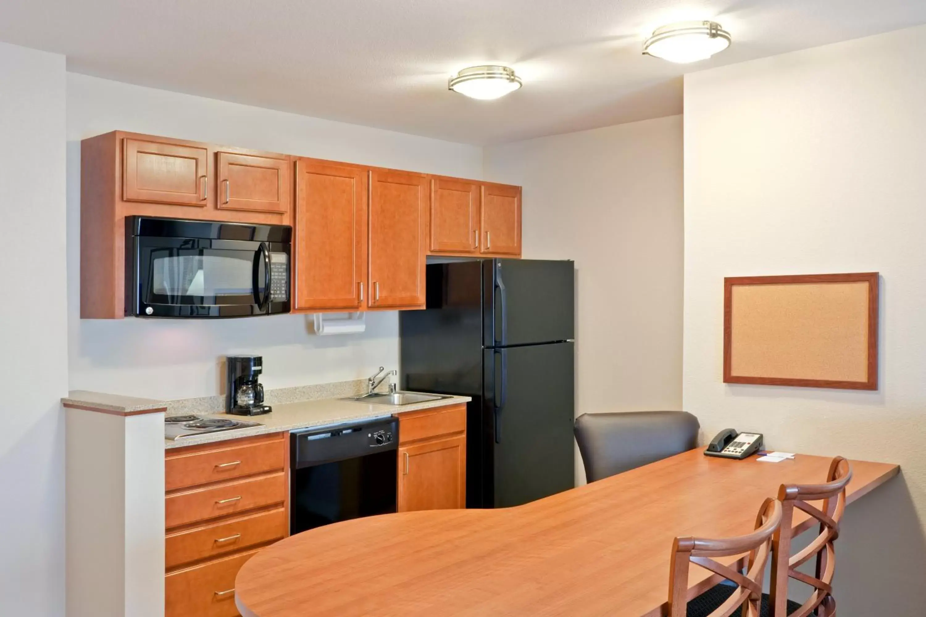 Bedroom, Kitchen/Kitchenette in Candlewood Suites Oak Harbor, an IHG Hotel