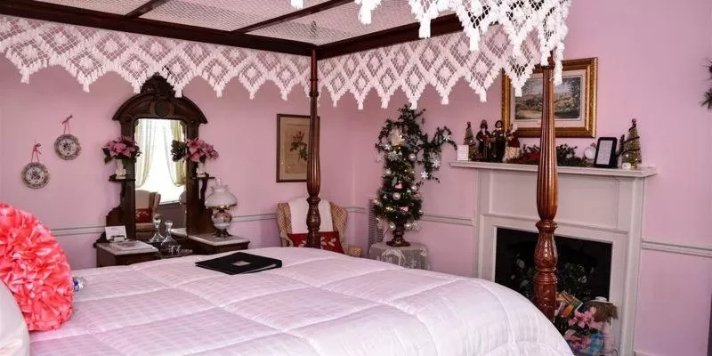 Bed in The Richard Johnston Inn & 1890 Caroline House