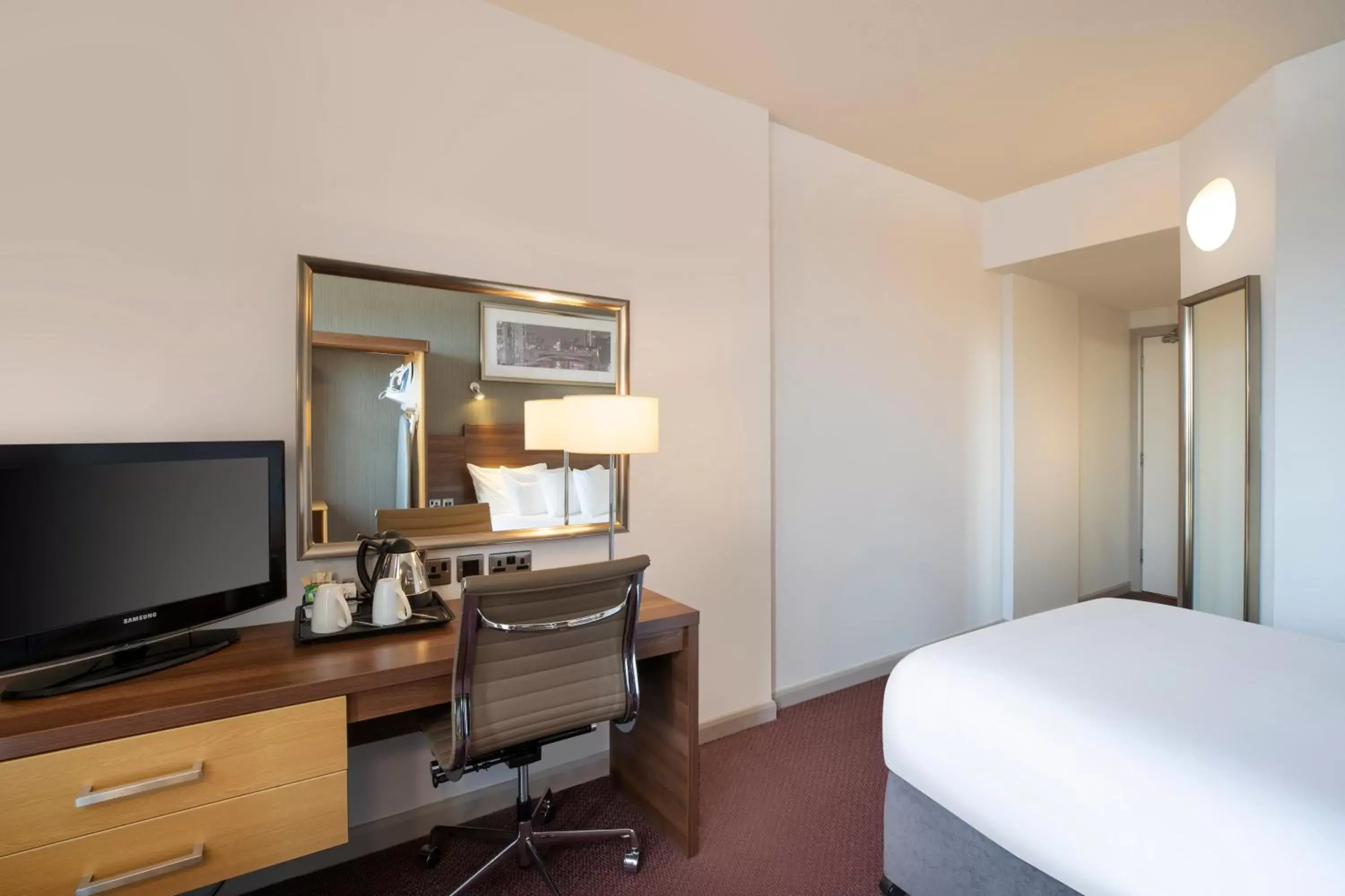 Bed, TV/Entertainment Center in Leonardo Hotel Leeds - formerly Jurys Inn Leeds