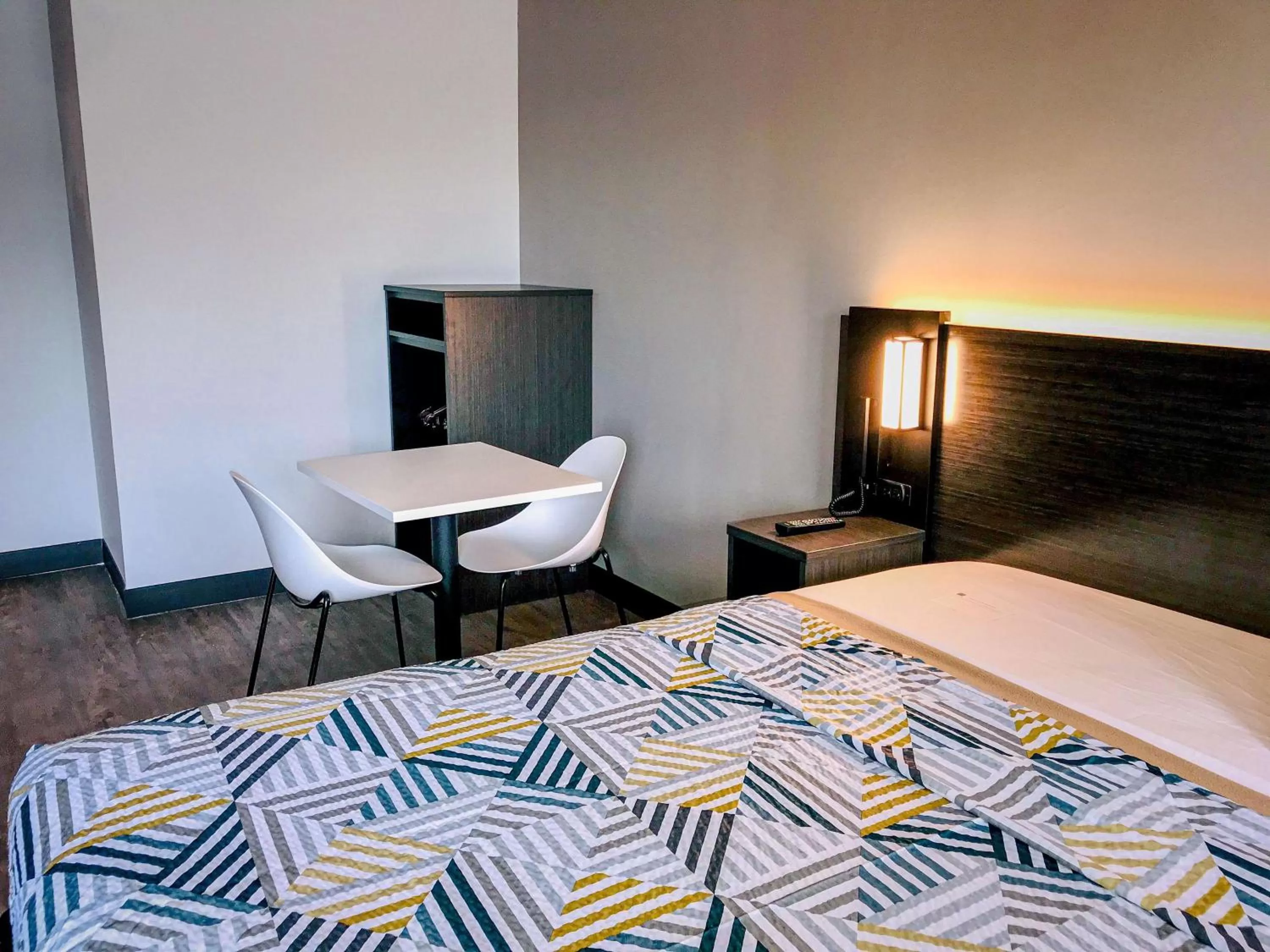 Seating area, Bed in Studio 6 Dublin, Ga