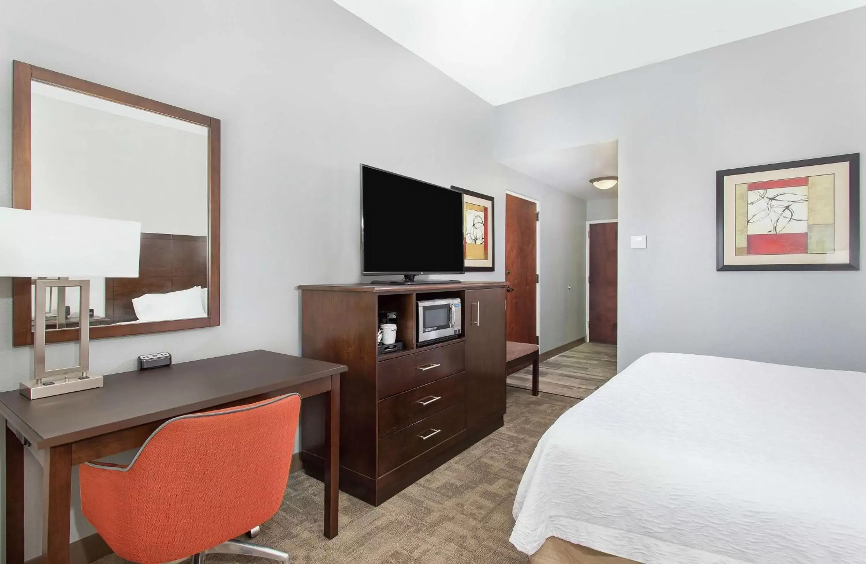 Bedroom, TV/Entertainment Center in Hampton Inn Cullman