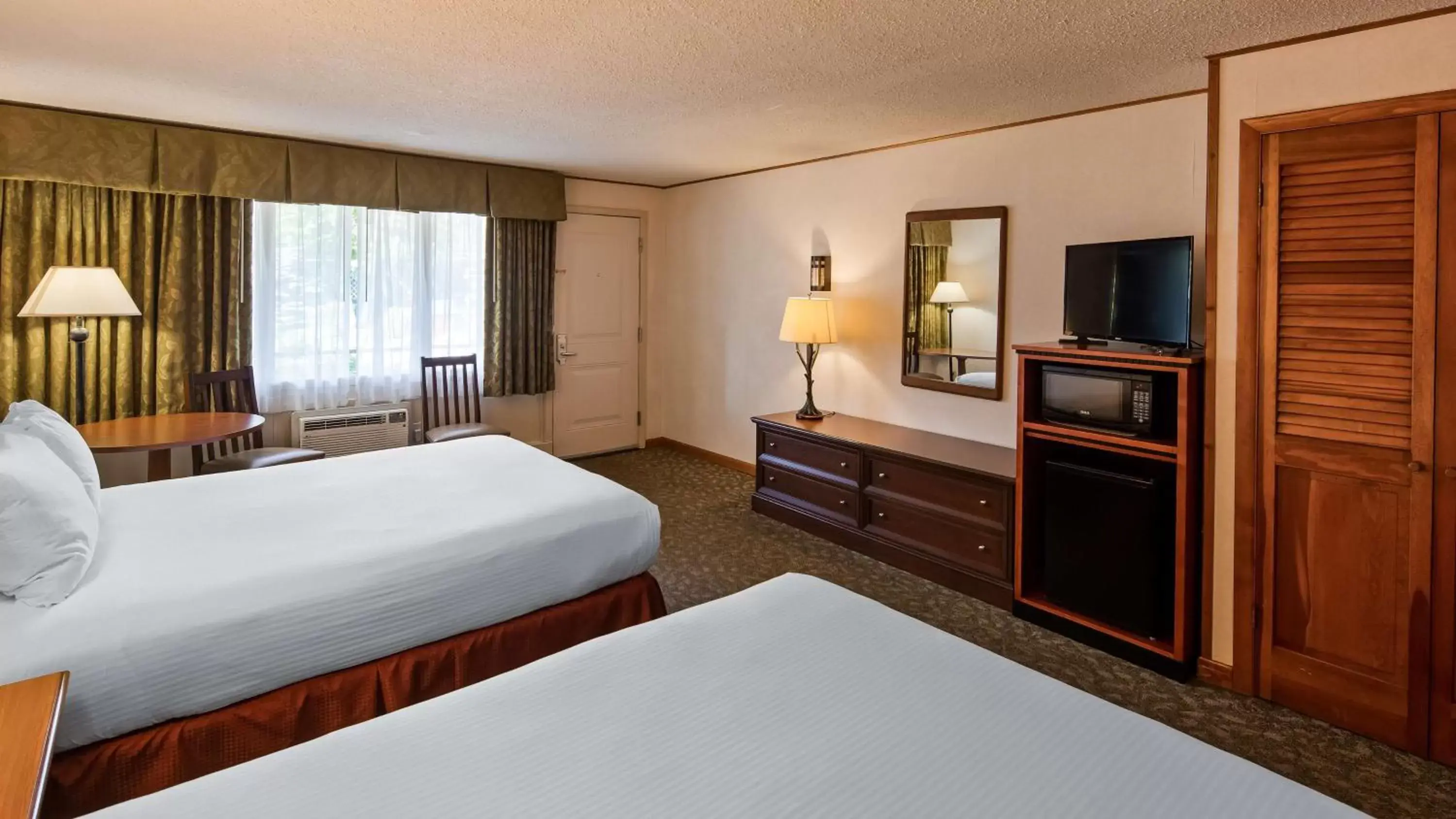 Photo of the whole room, Bed in Best Western Adirondack Inn