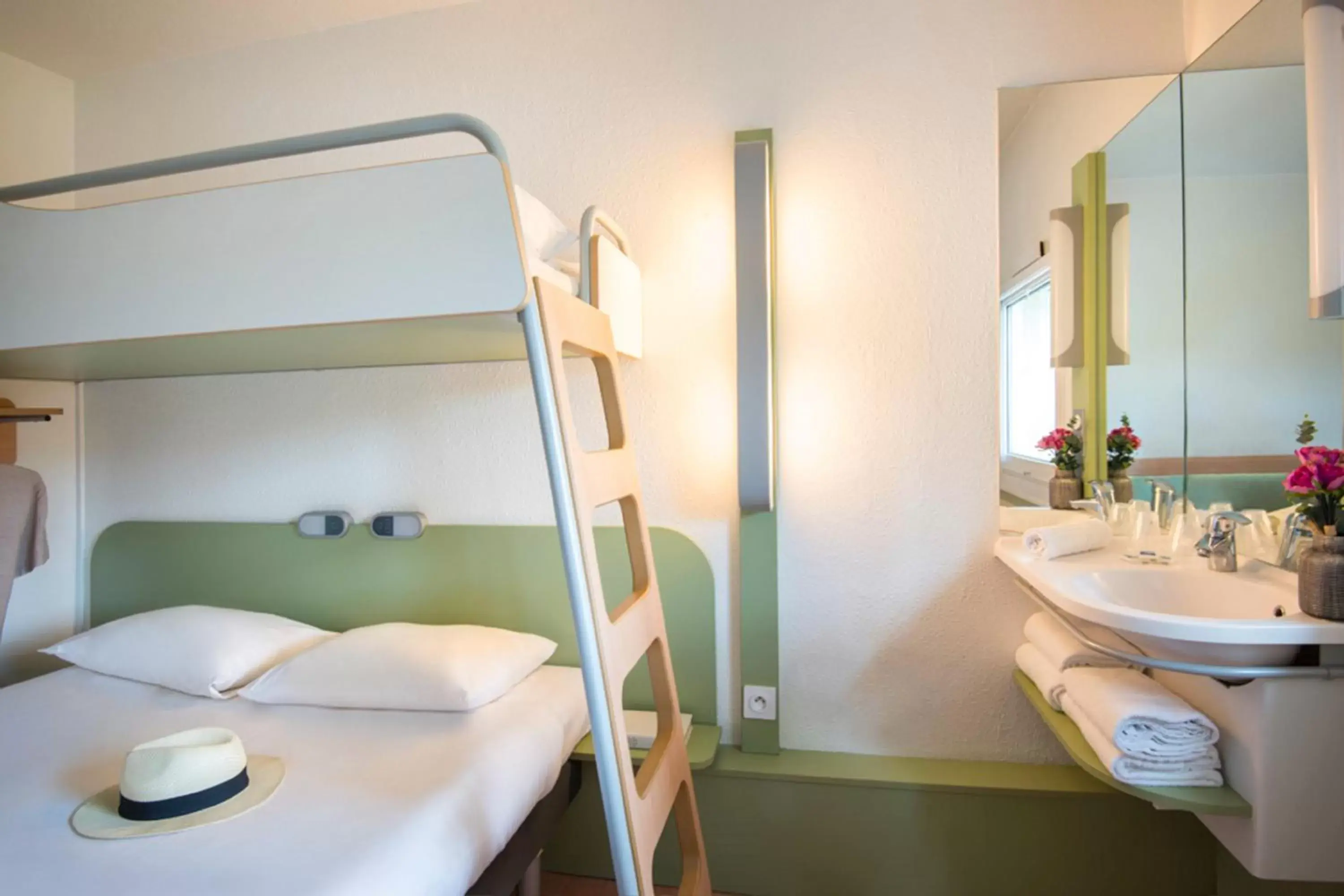 Bedroom, Bathroom in ibis budget Poitiers Nord Futuroscope